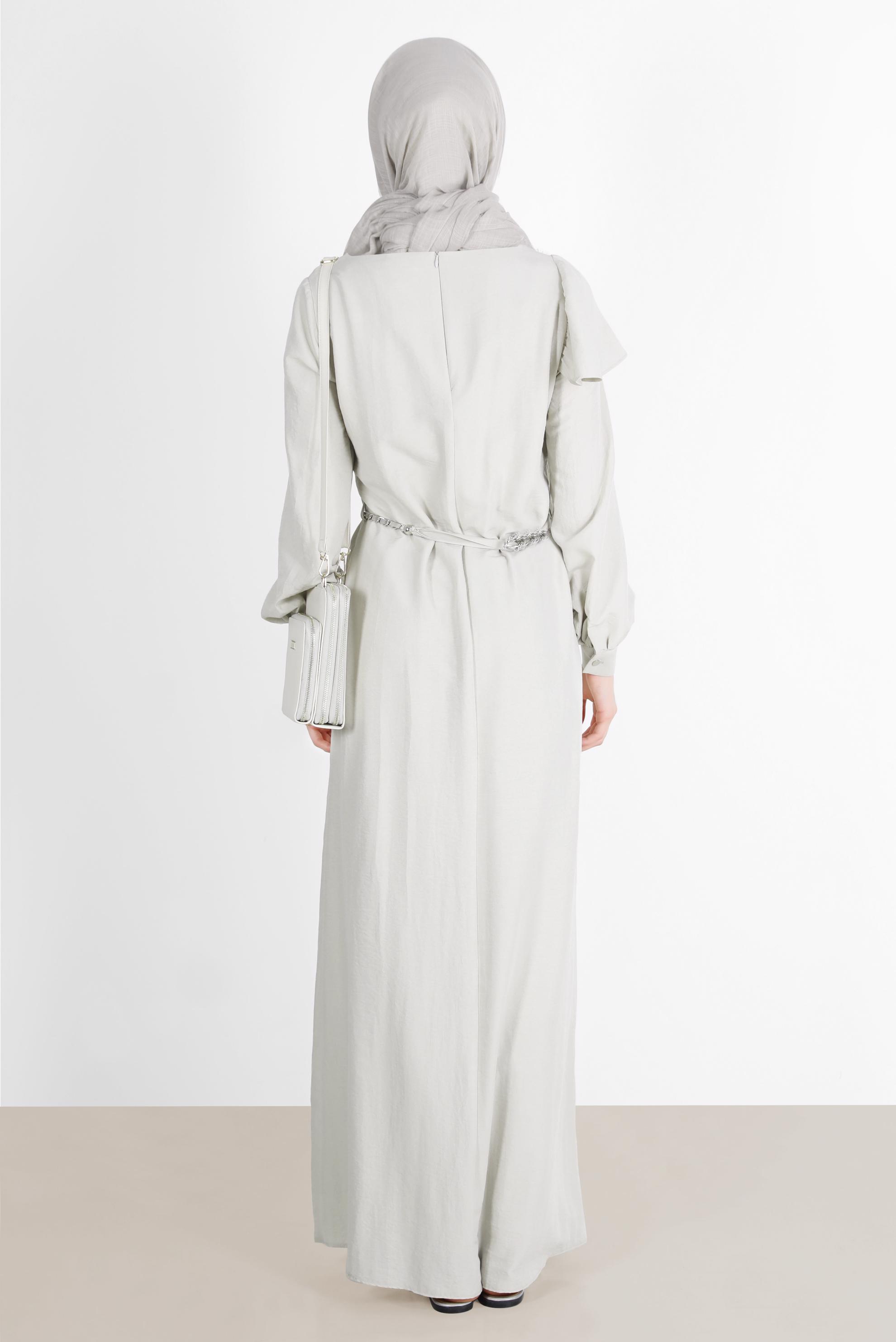 Tesettür giyim BEJ VOLAN DETAYLI METAL KUŞAKLI ELBİSE 42619 