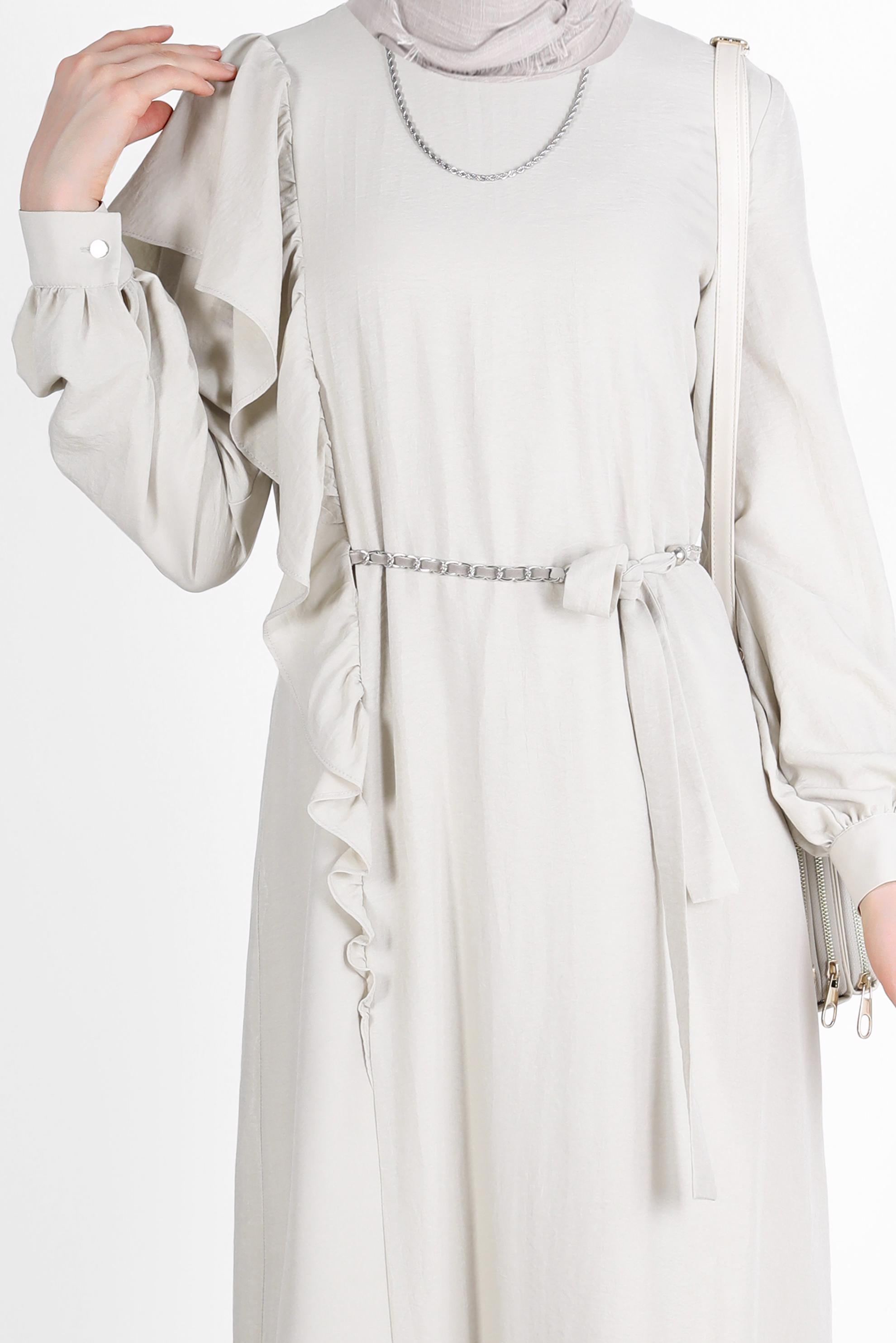 Tesettür giyim BEJ VOLAN DETAYLI METAL KUŞAKLI ELBİSE 42619 