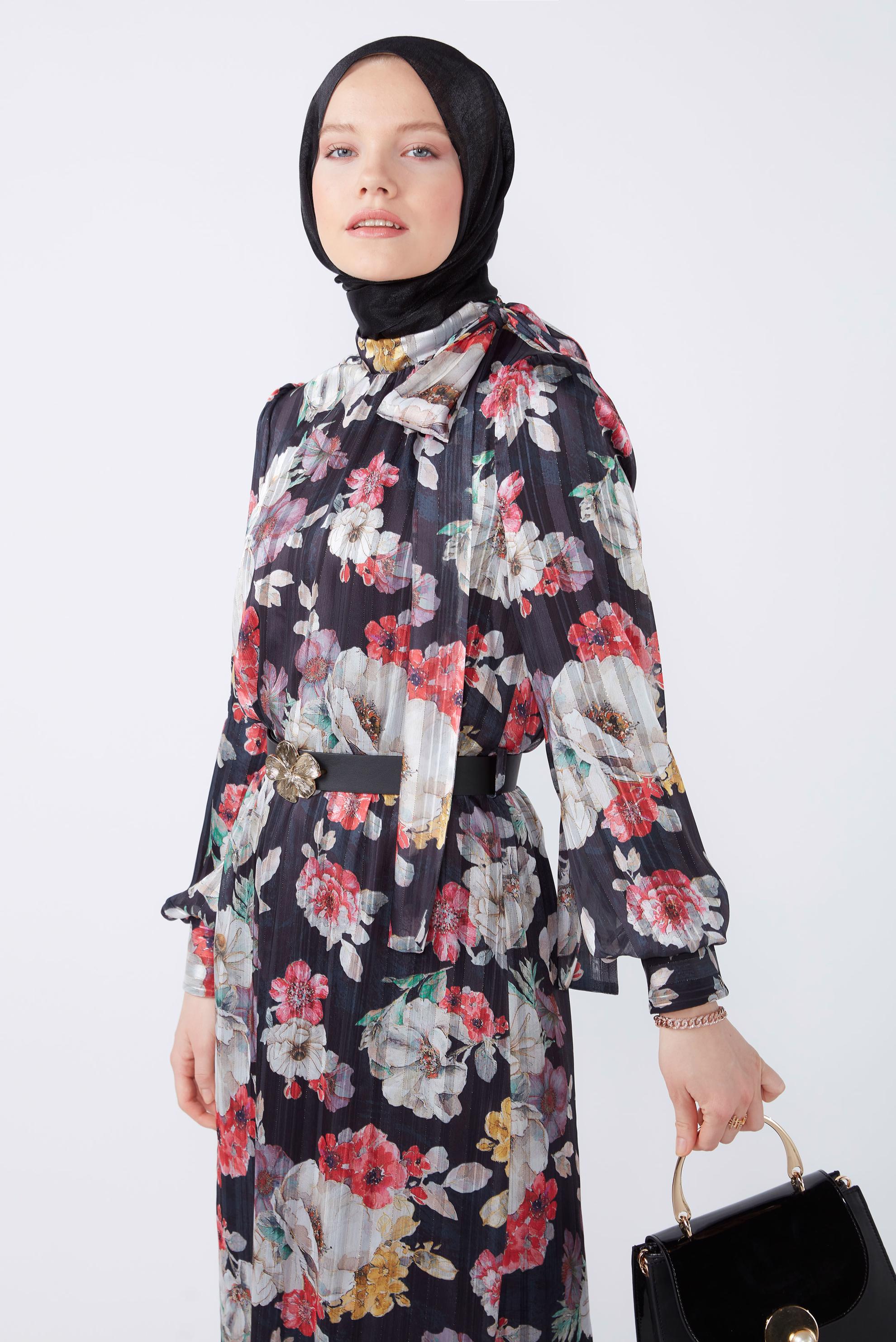 Tesettür giyim SİYAH FİYONK DETAYLI DESENLİ ŞİFON ELBİSE 42620 