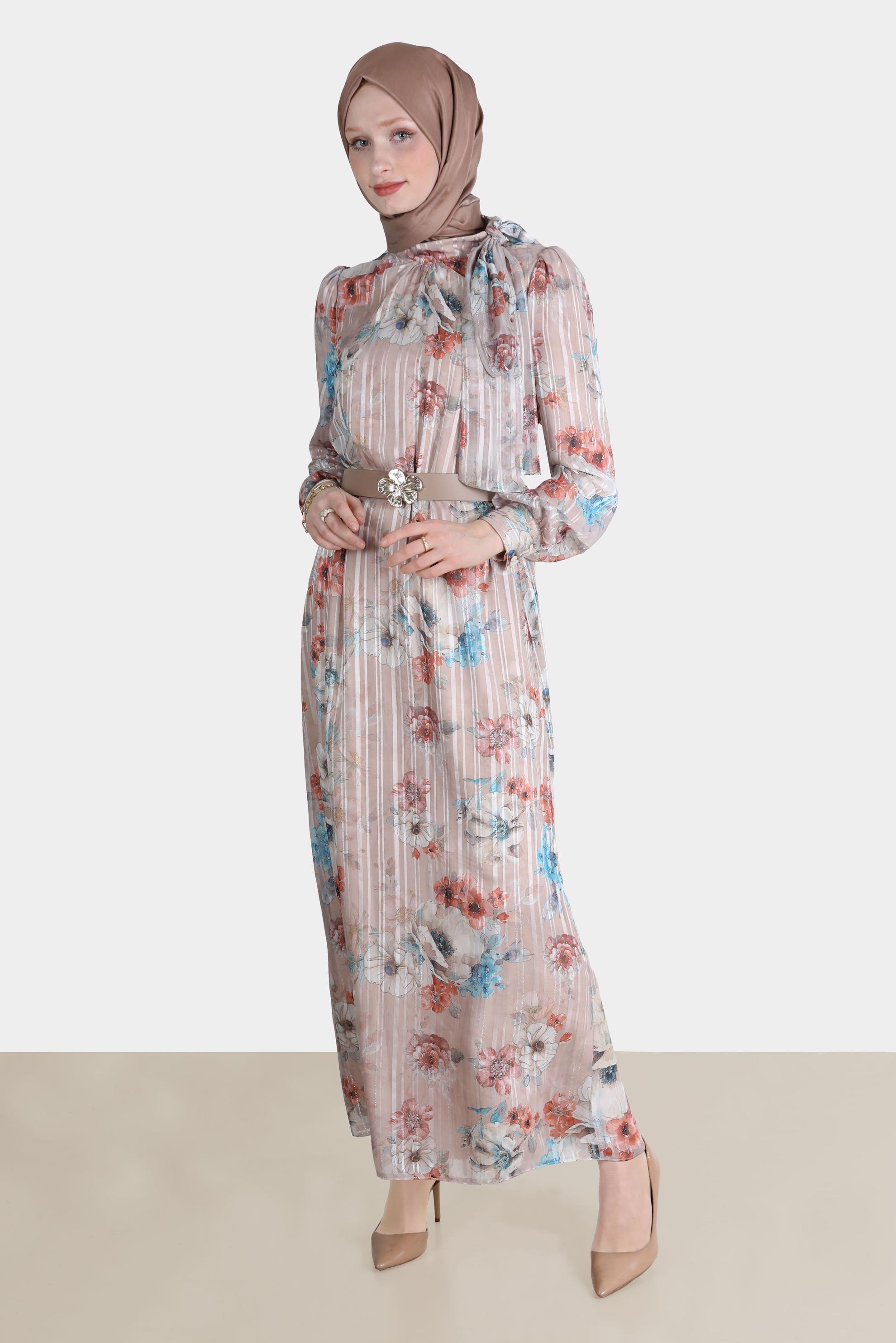 Tesettür giyim BEJ FİYONK DETAYLI DESENLİ ŞİFON ELBİSE 42620 