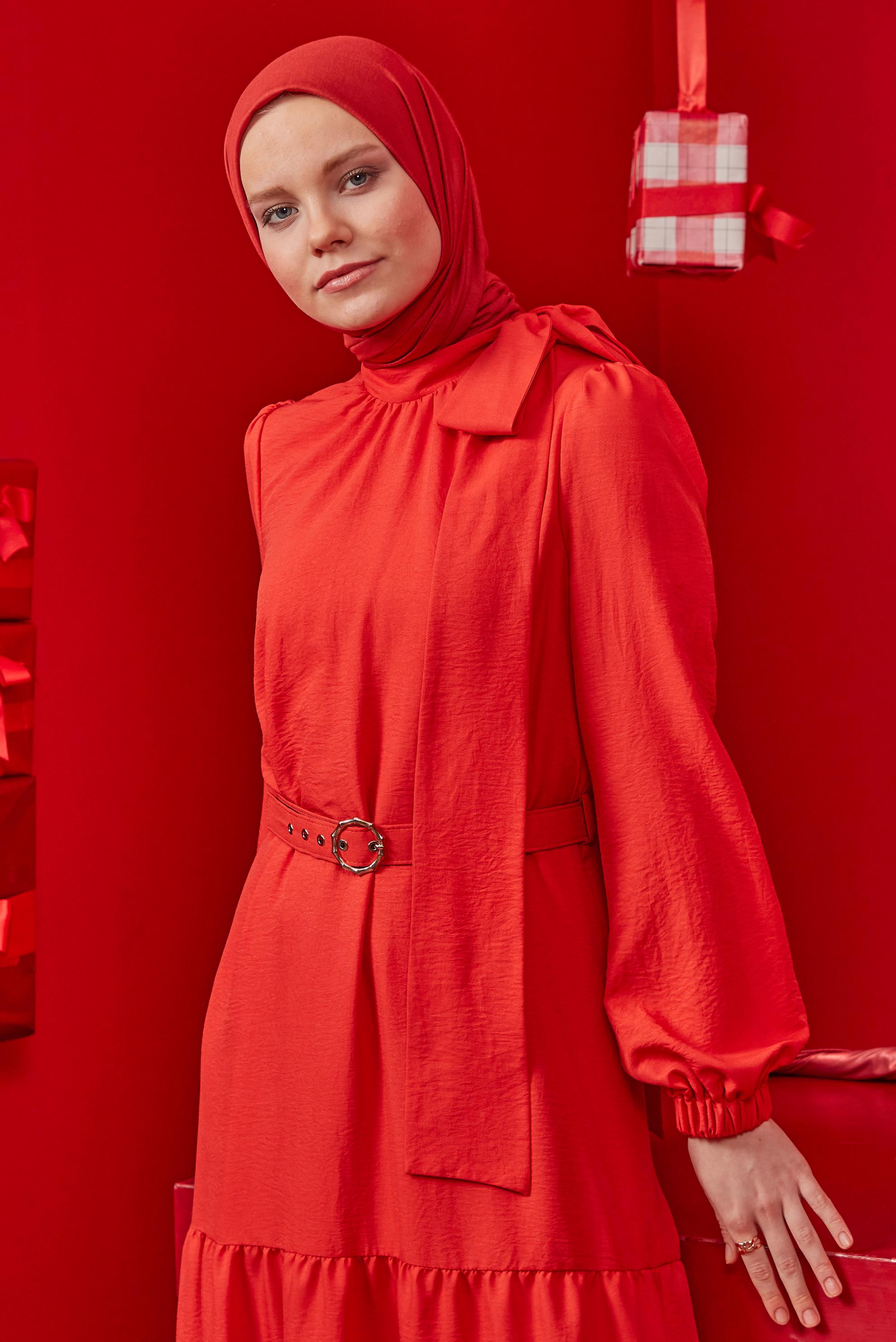 Tesettür giyim KIRMIZI BAĞLAMA DETAYLI KEMERLİ ELBİSE 42622 