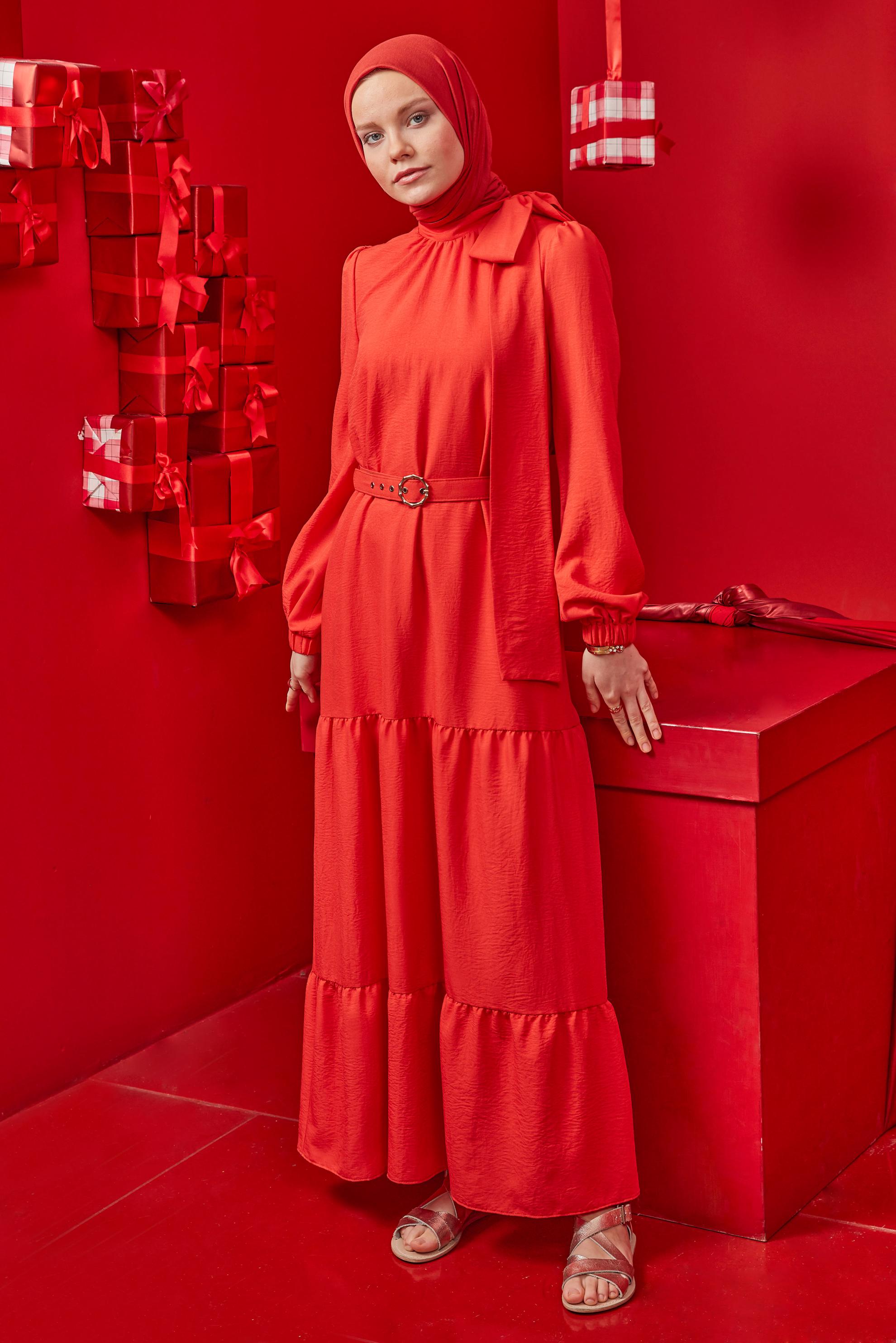 Tesettür giyim KIRMIZI BAĞLAMA DETAYLI KEMERLİ ELBİSE 42622 