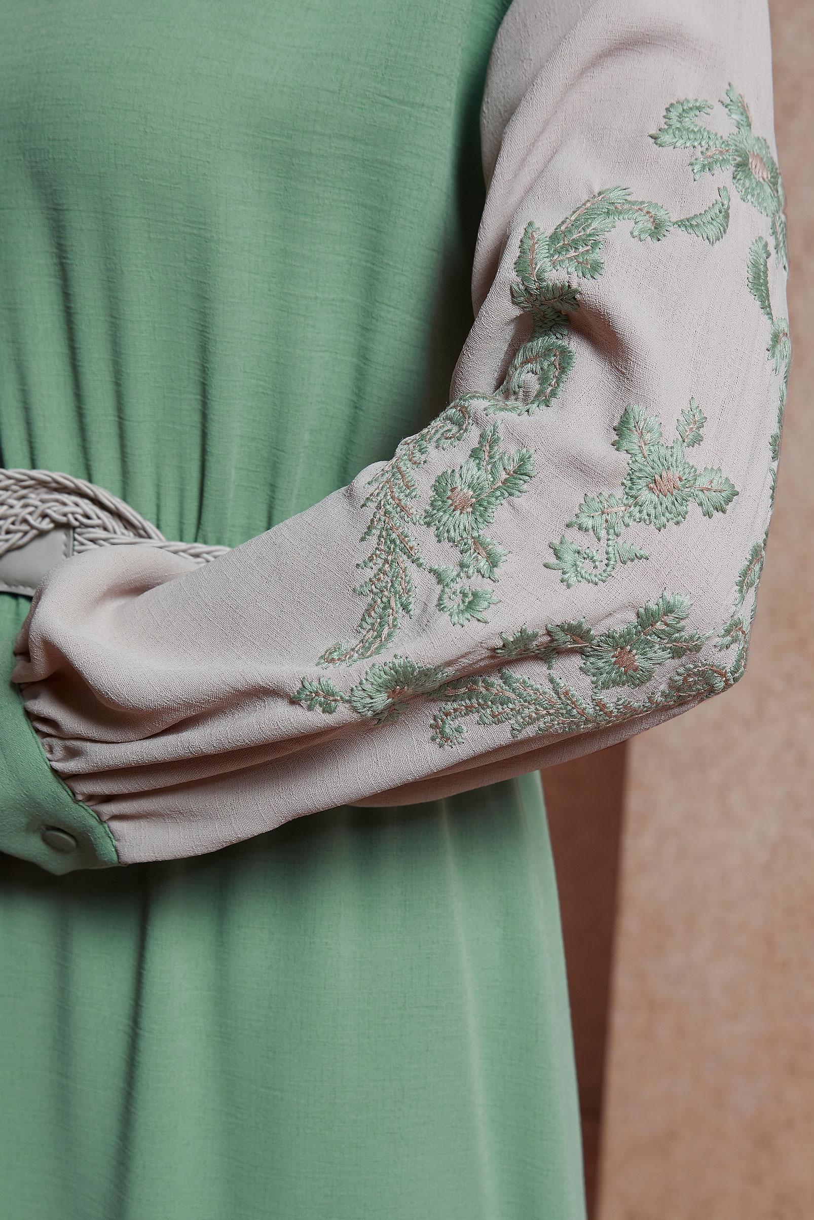 Tesettür giyim YEŞİL KOLLARI NAKIŞLI ELBİSE 42623