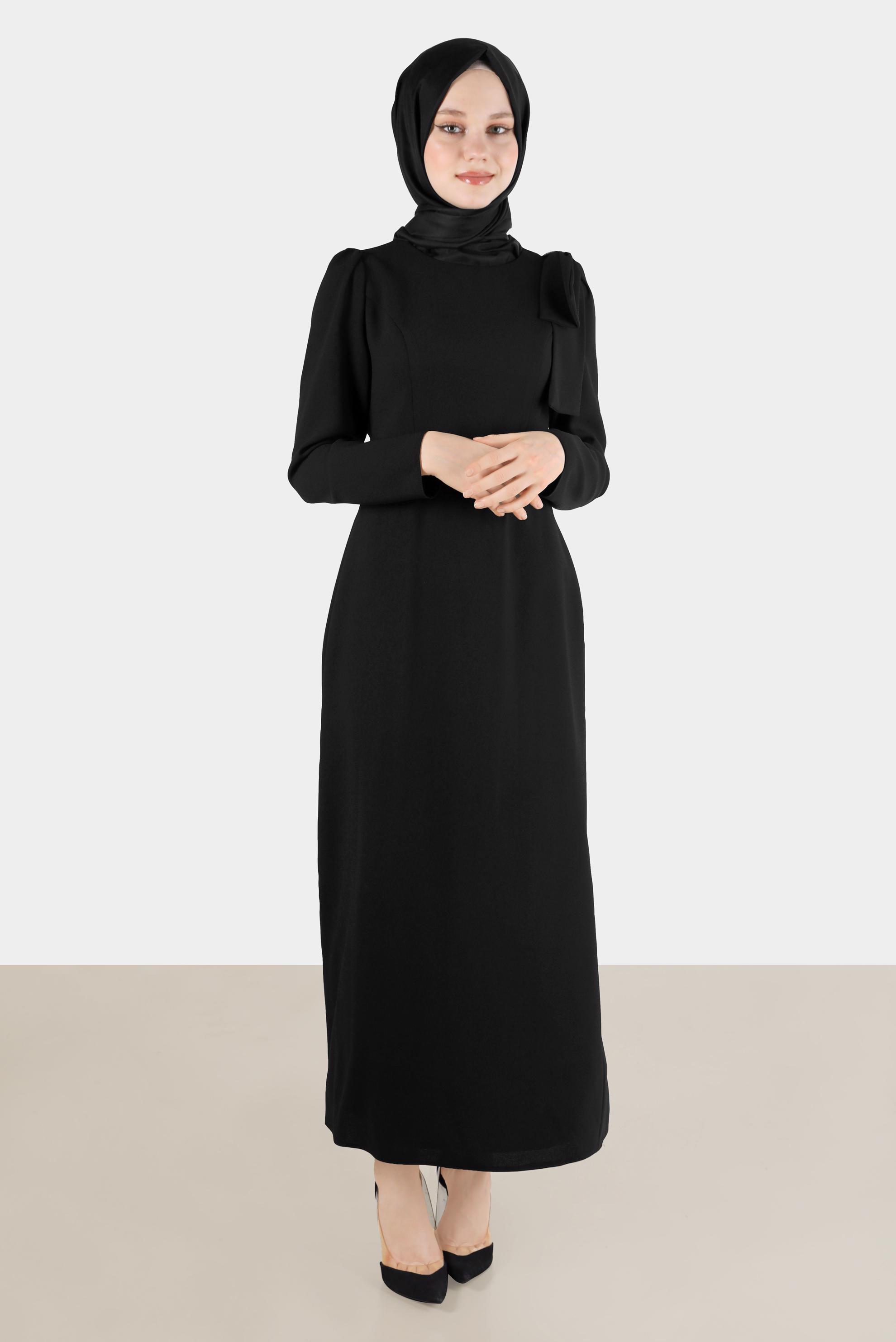 Tesettür giyim SİYAH KURDELE DETAYLI KEMERLİ KREP ELBİSE 42624 