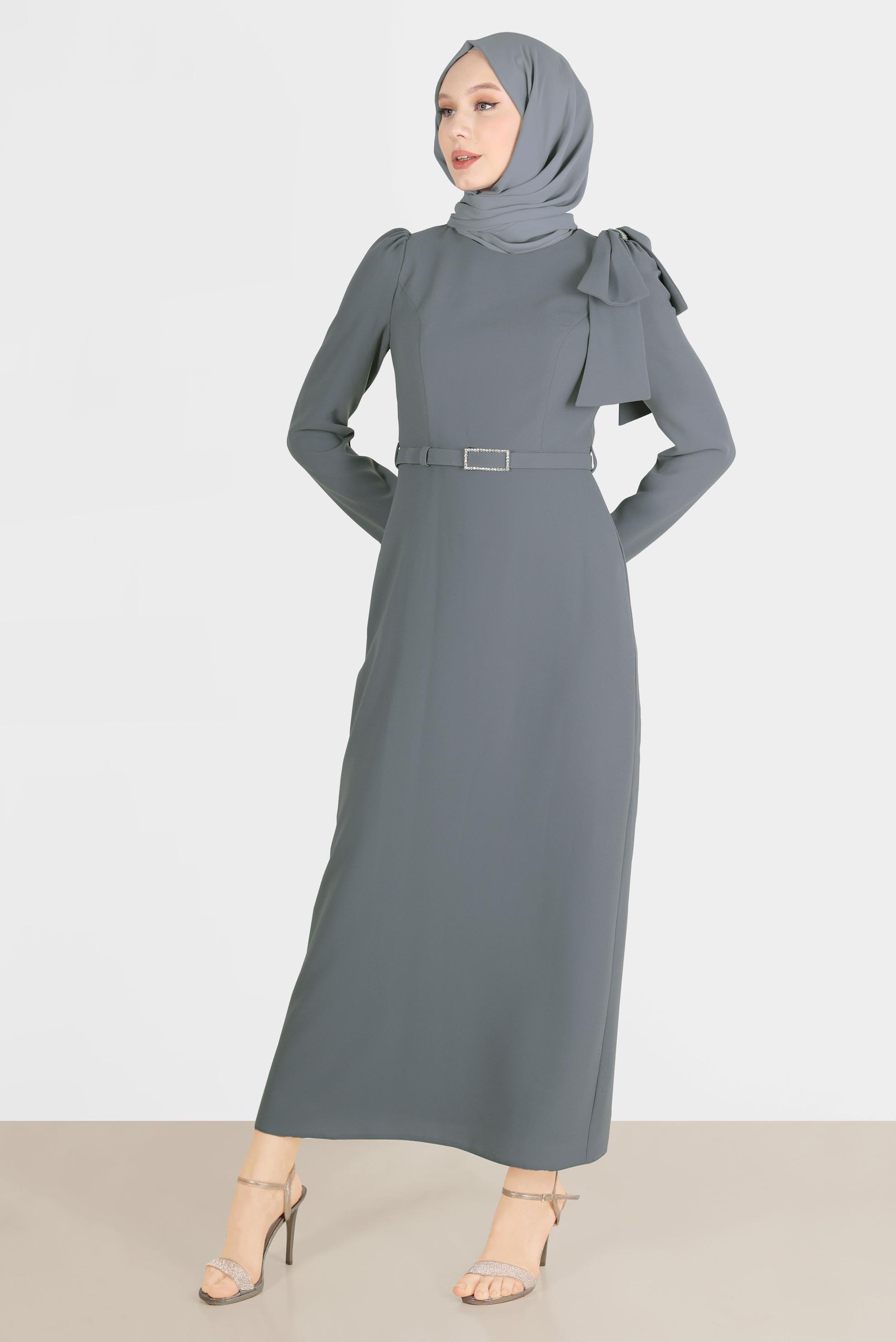 Tesettür giyim GRİ KURDELE DETAYLI KEMERLİ KREP ELBİSE 42624 