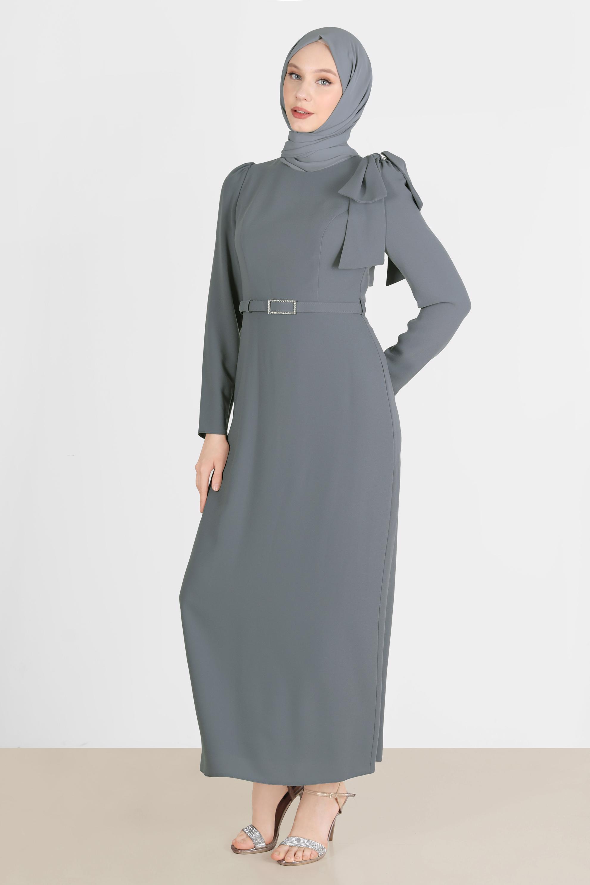 Tesettür giyim GRİ KURDELE DETAYLI KEMERLİ KREP ELBİSE 42624 