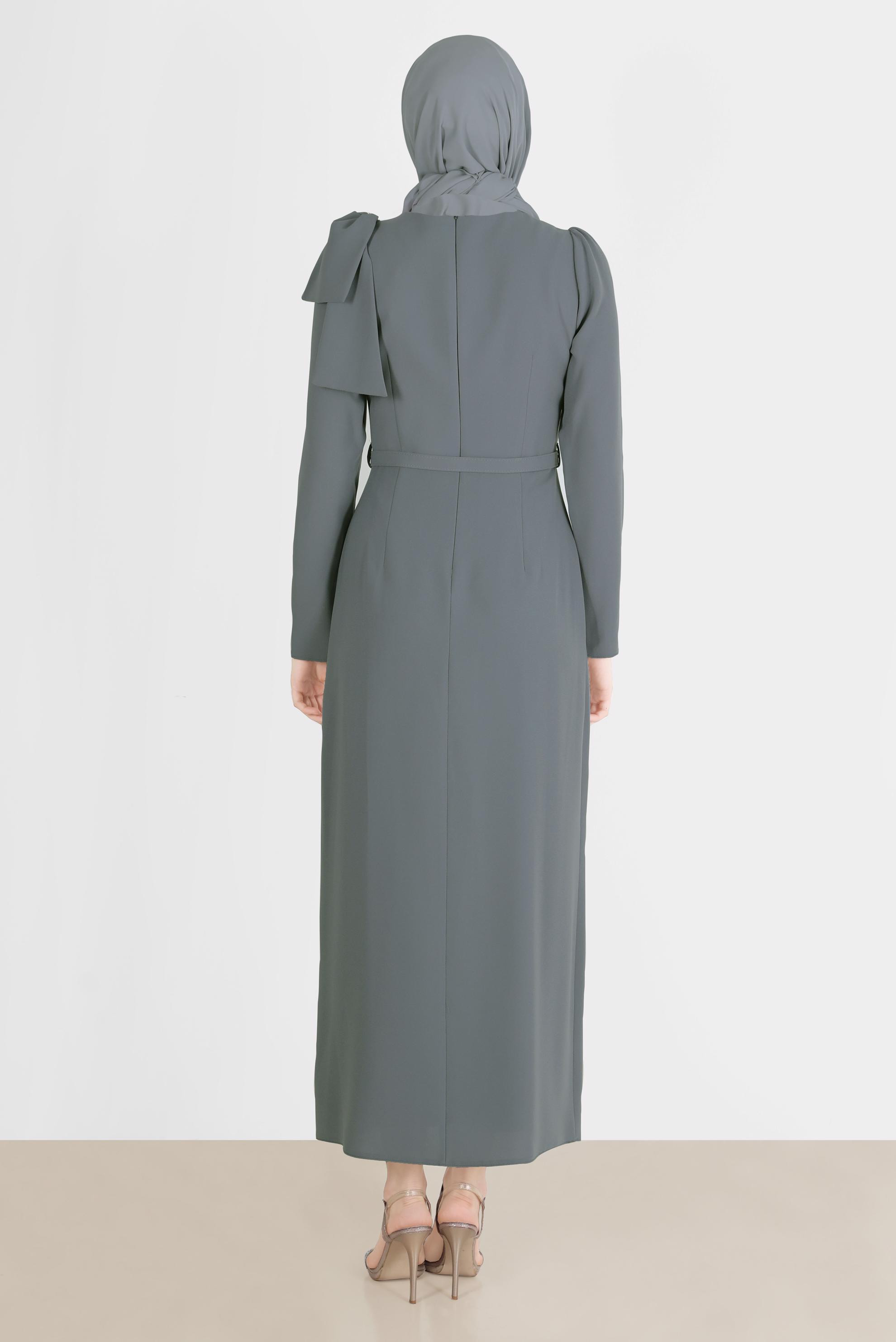 Tesettür giyim GRİ KURDELE DETAYLI KEMERLİ KREP ELBİSE 42624 