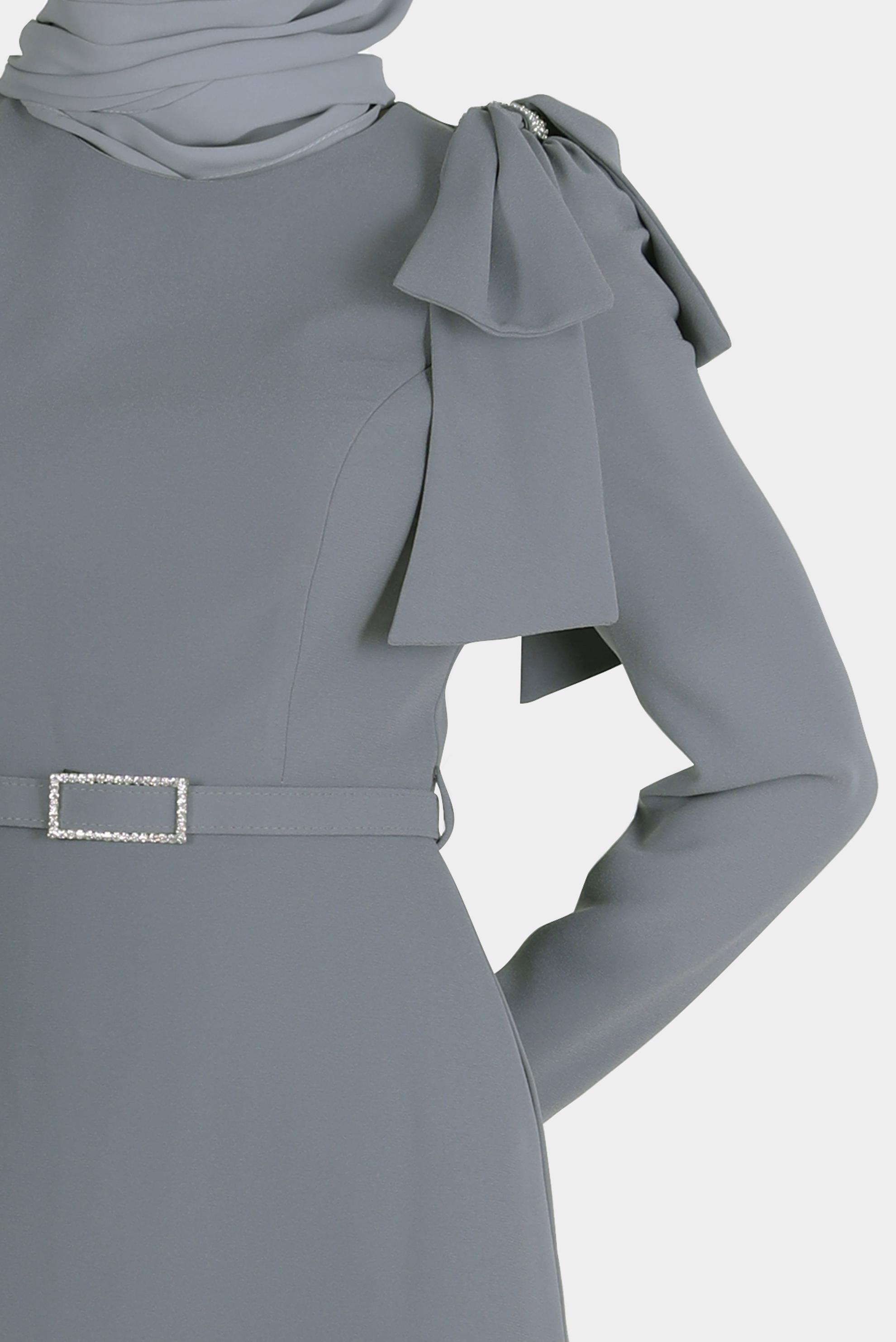 Tesettür giyim GRİ KURDELE DETAYLI KEMERLİ KREP ELBİSE 42624 