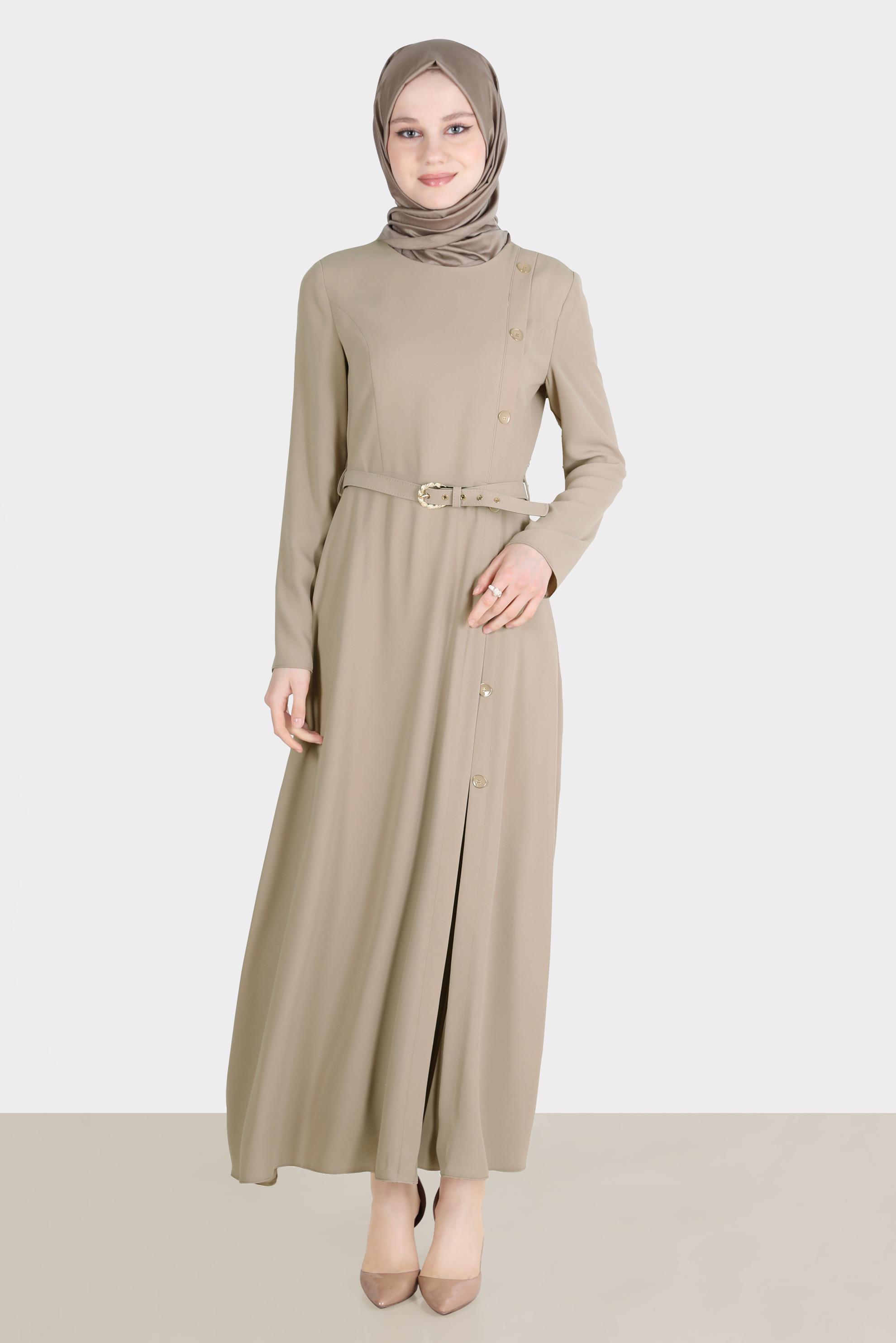 Tesettür giyim BEJ PİLE DETAYLI DÜĞMELİ KEMERLİ KREP ELBİSE 42627 