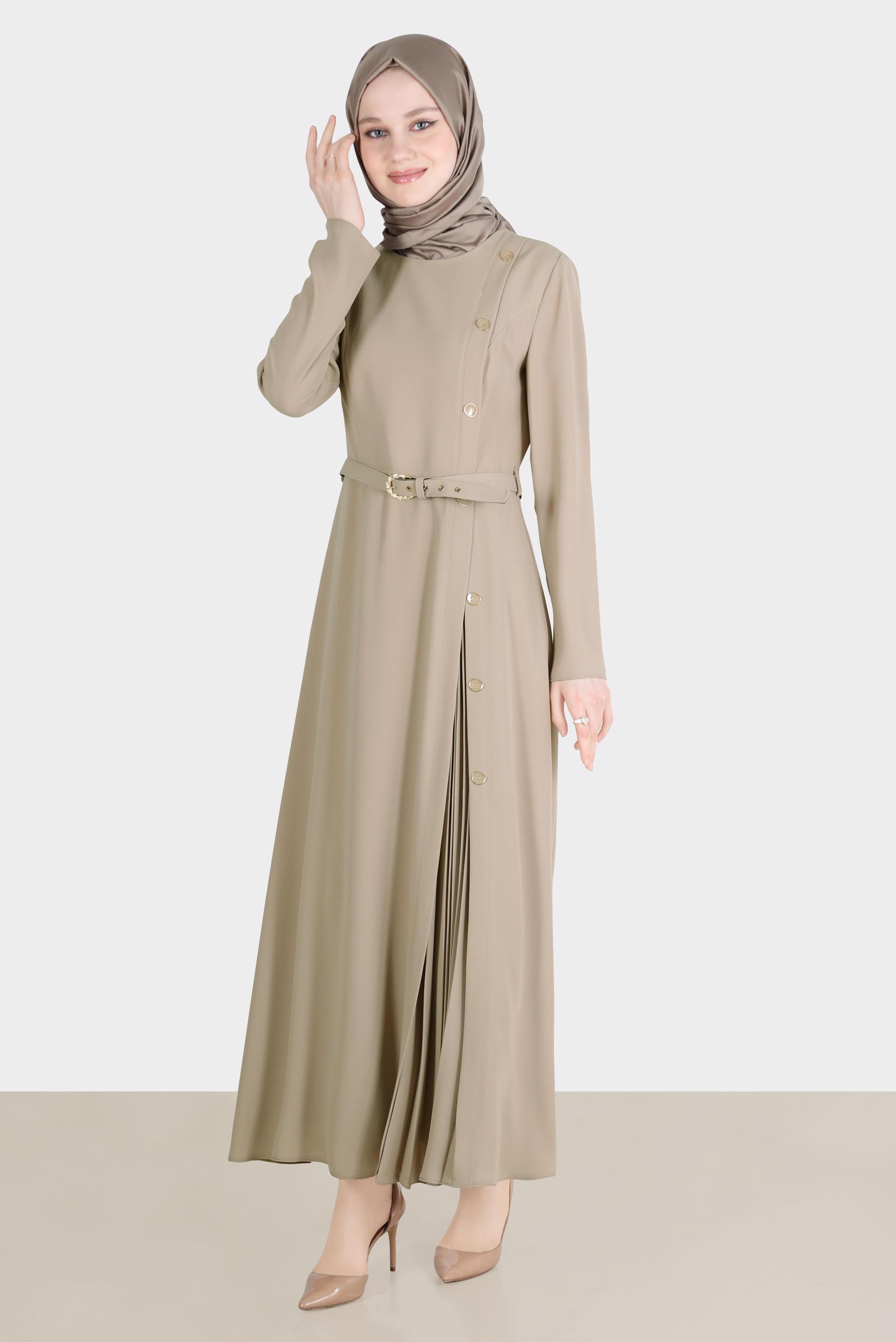 Tesettür giyim BEJ PİLE DETAYLI DÜĞMELİ KEMERLİ KREP ELBİSE 42627 