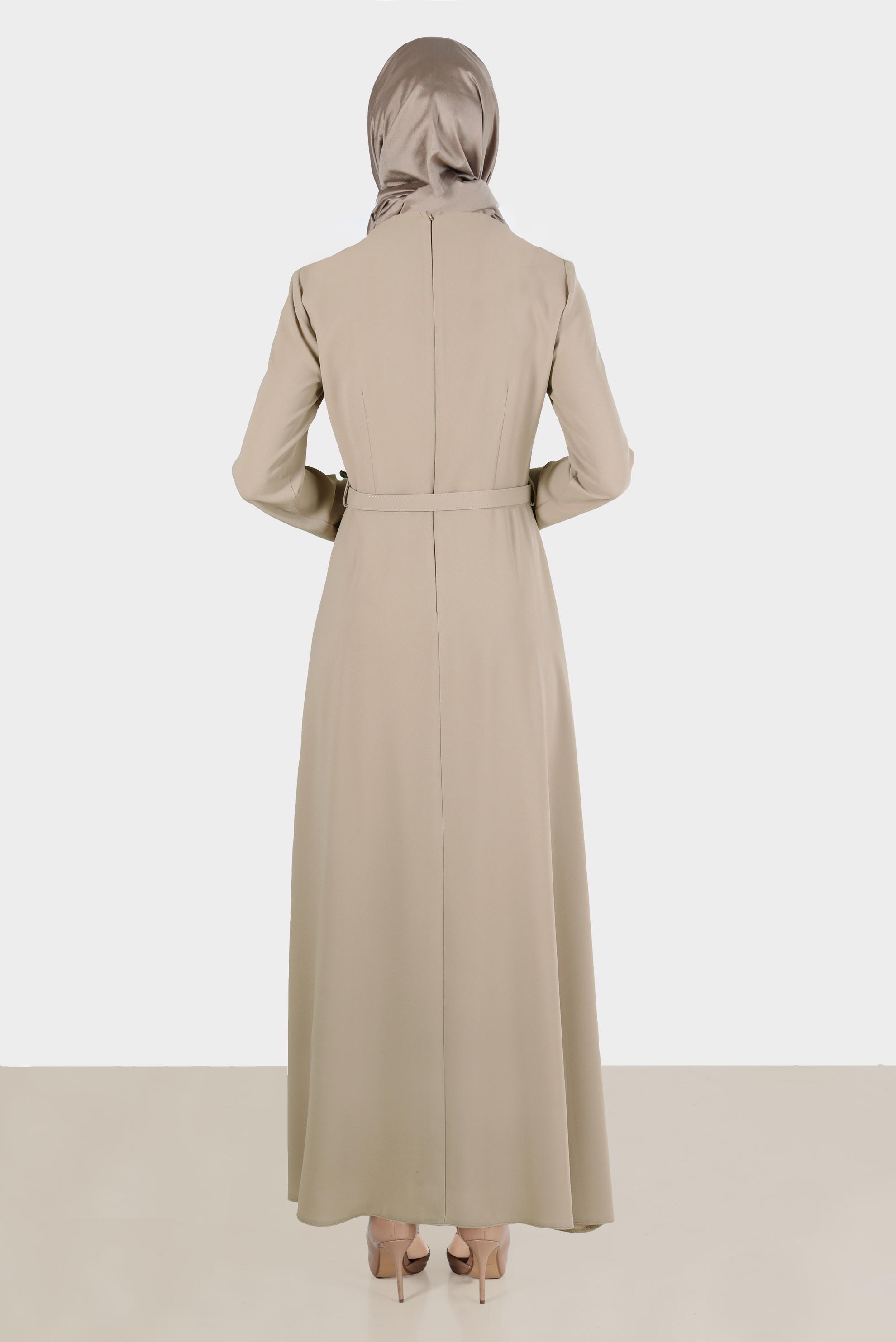 Tesettür giyim BEJ PİLE DETAYLI DÜĞMELİ KEMERLİ KREP ELBİSE 42627 