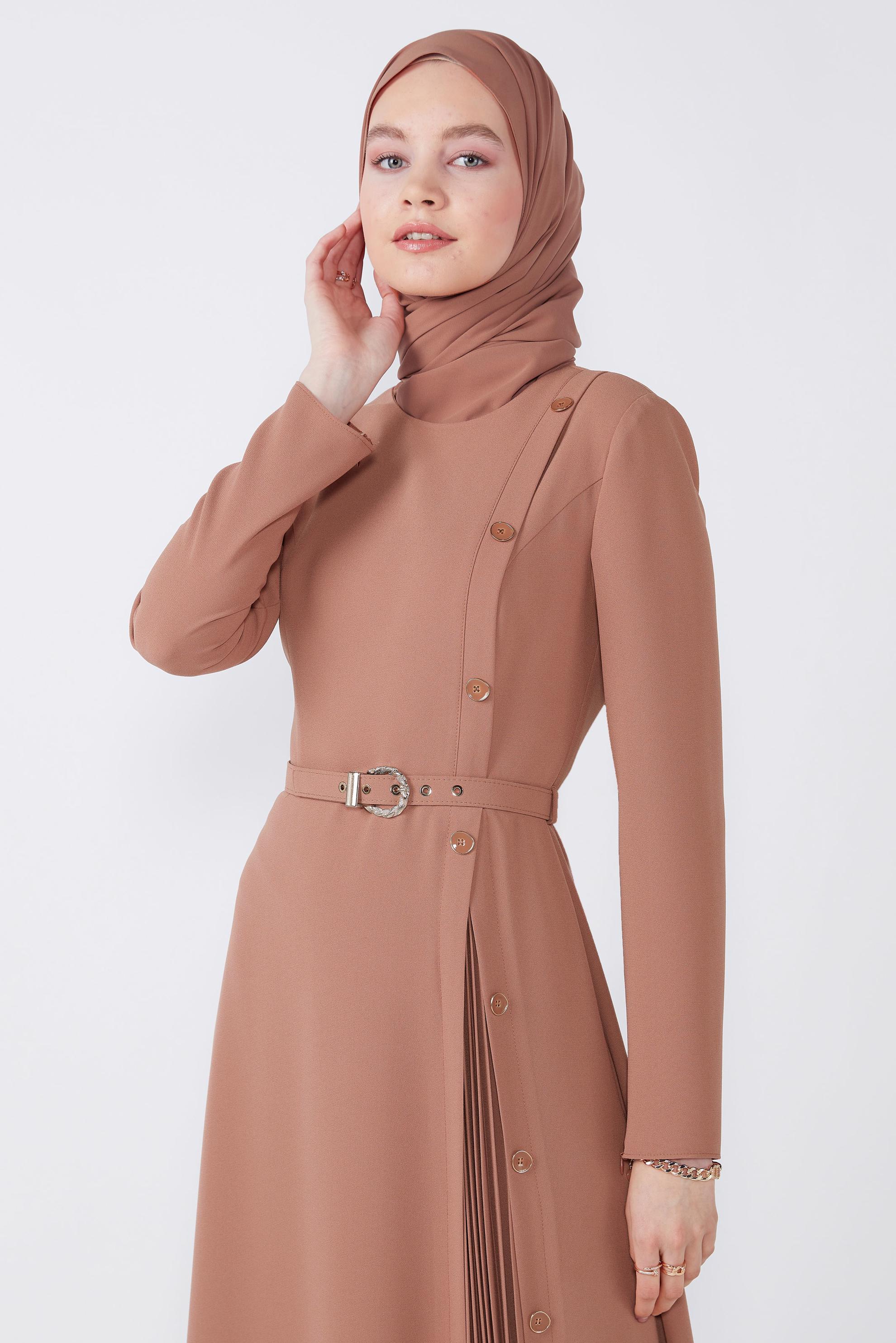 Tesettür giyim KAHVE PİLE DETAYLI DÜĞMELİ KEMERLİ KREP ELBİSE 42627 