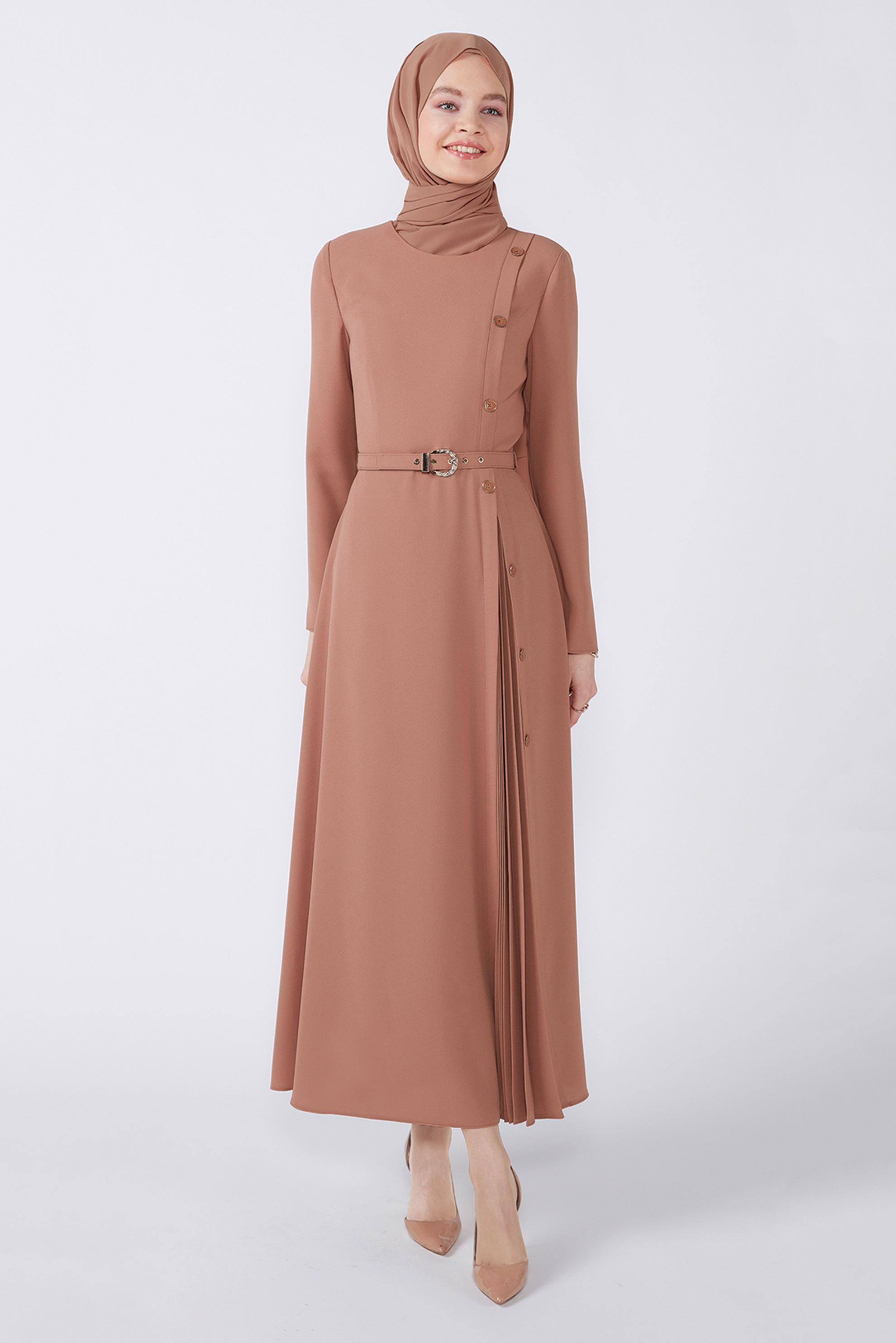 Tesettür giyim KAHVE PİLE DETAYLI DÜĞMELİ KEMERLİ KREP ELBİSE 42627 