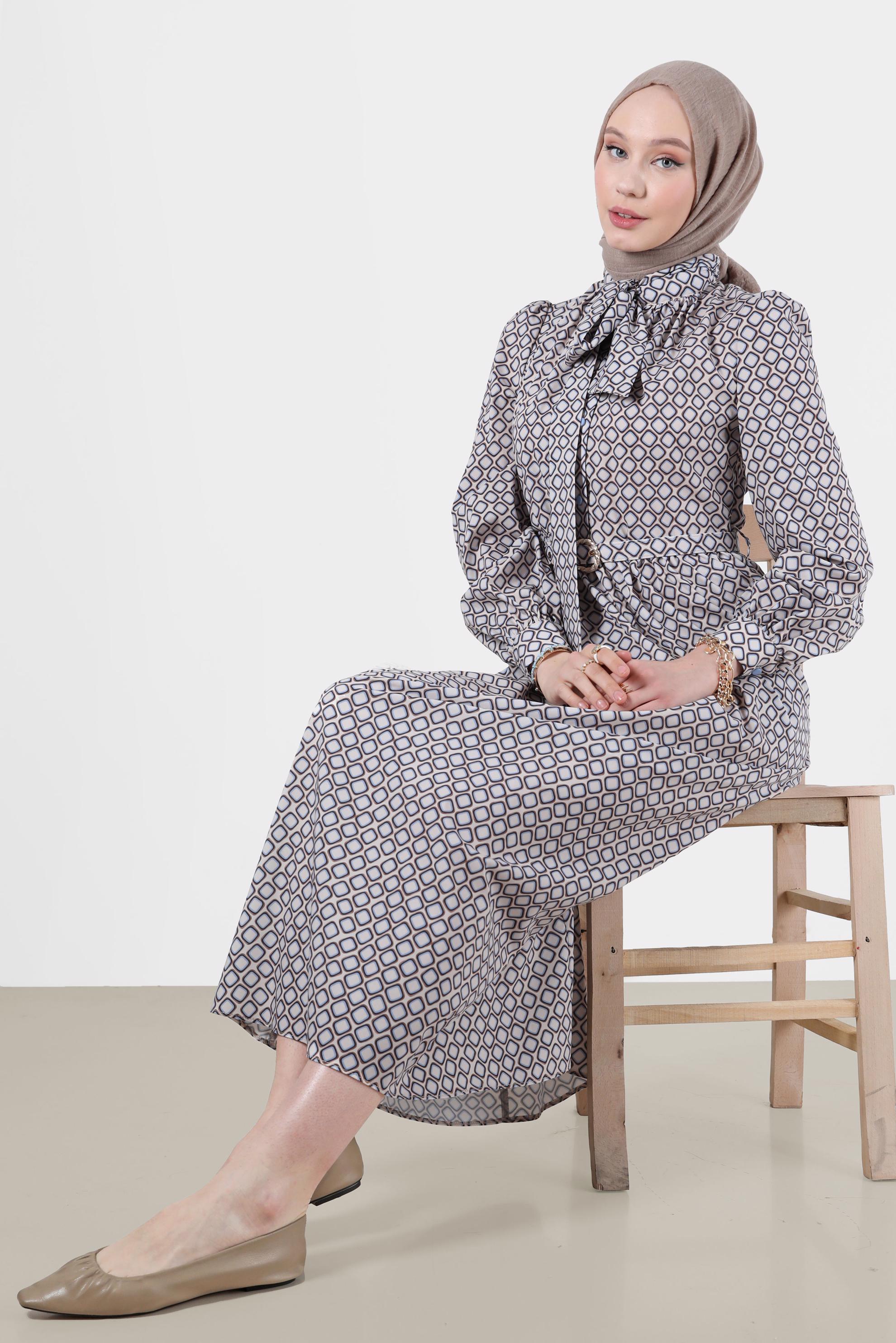 Tesettür giyim MAVİ YAKASI BAĞLAMALI DESENLİ ELBİSE 42631 