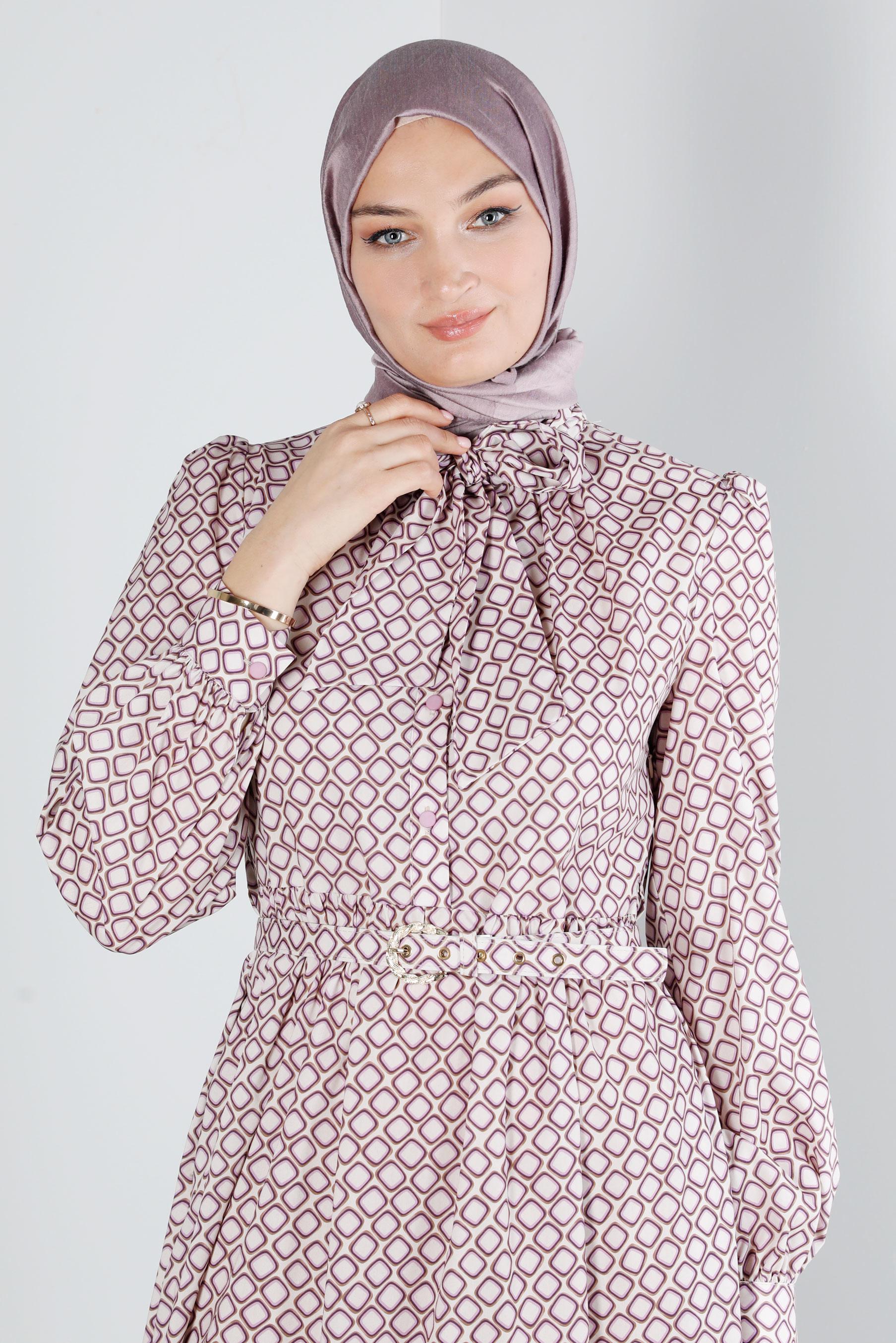 Tesettür giyim MOR YAKASI BAĞLAMALI DESENLİ ELBİSE 42631 