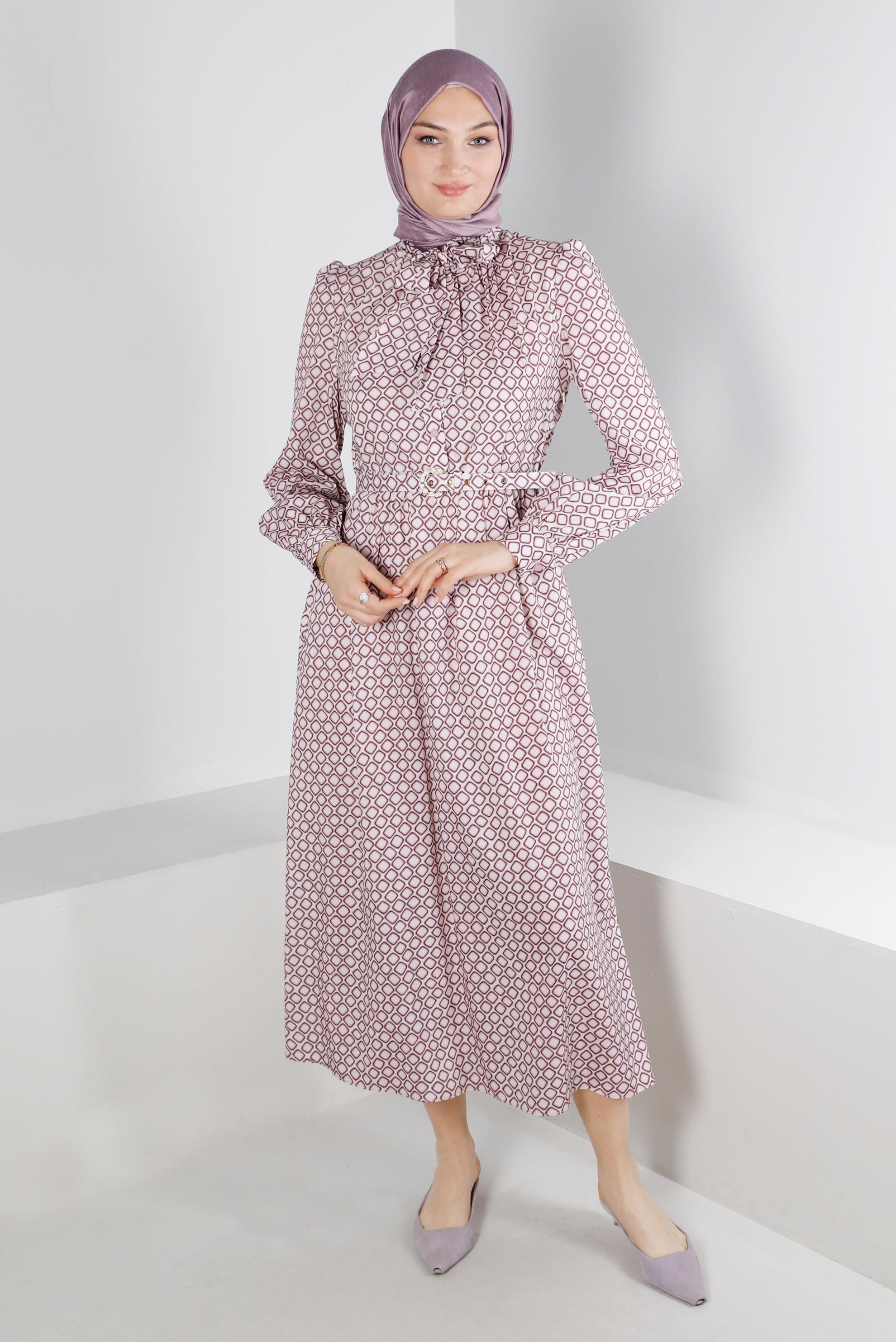 Tesettür giyim MOR YAKASI BAĞLAMALI DESENLİ ELBİSE 42631 