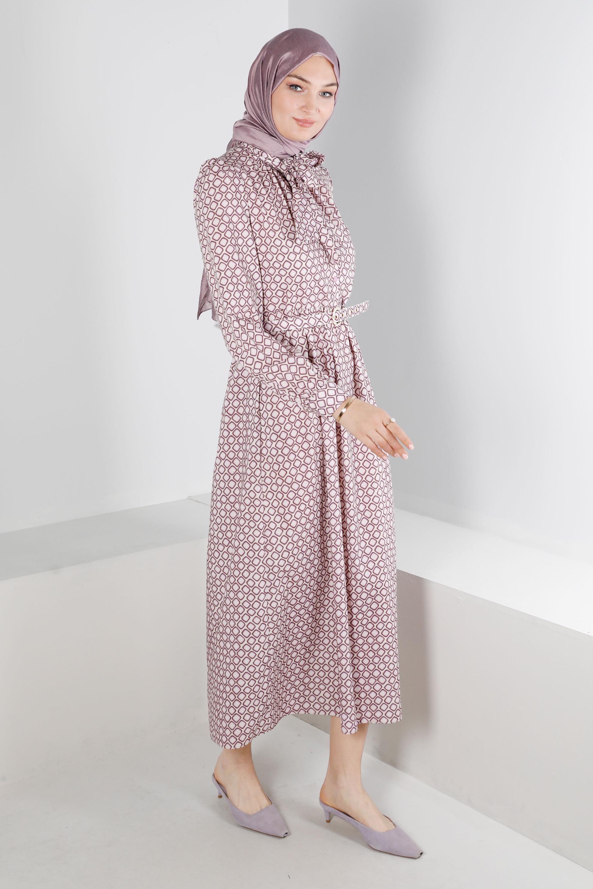 Tesettür giyim MOR YAKASI BAĞLAMALI DESENLİ ELBİSE 42631 