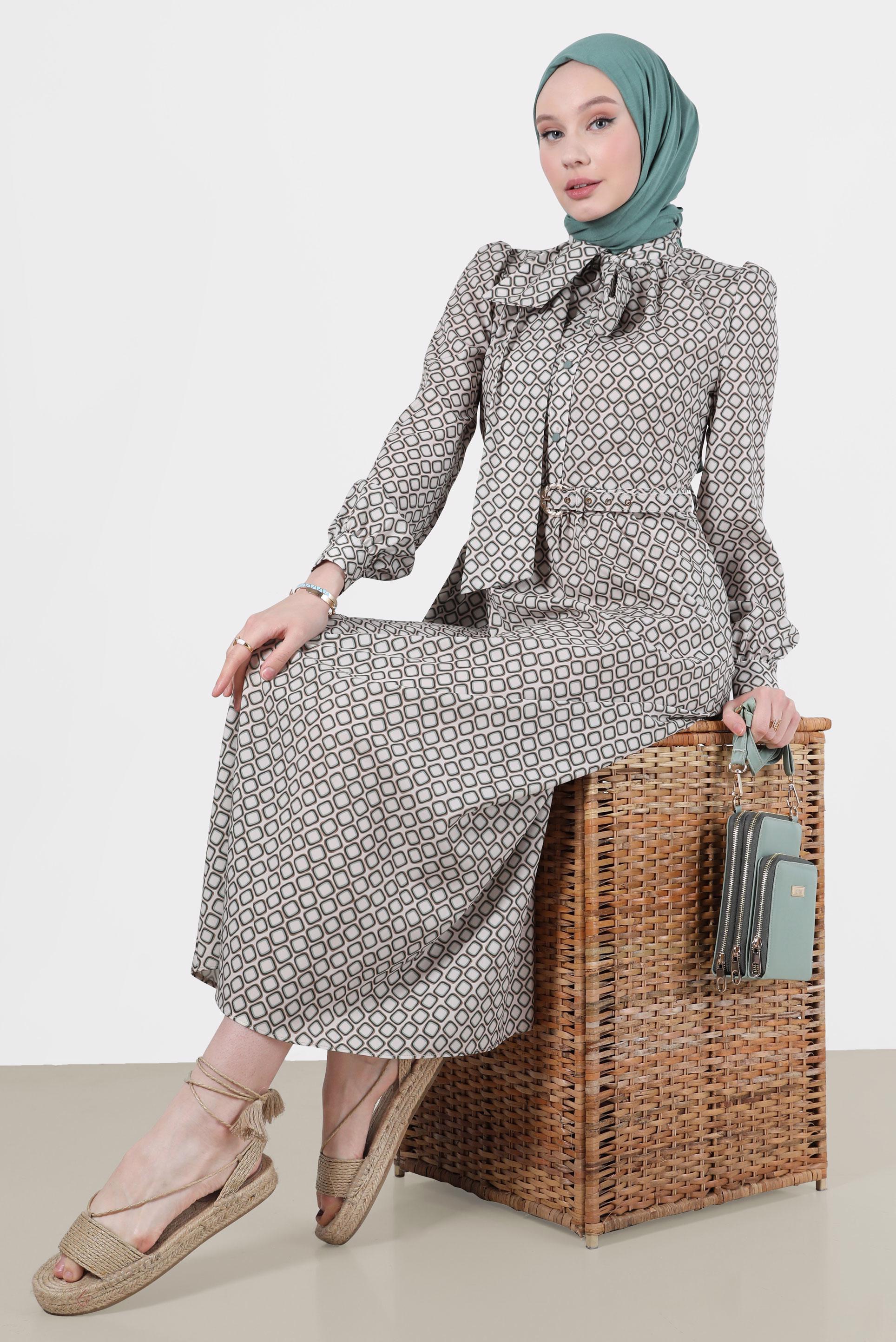 Tesettür giyim HAKİ YAKASI BAĞLAMALI DESENLİ ELBİSE 42631 