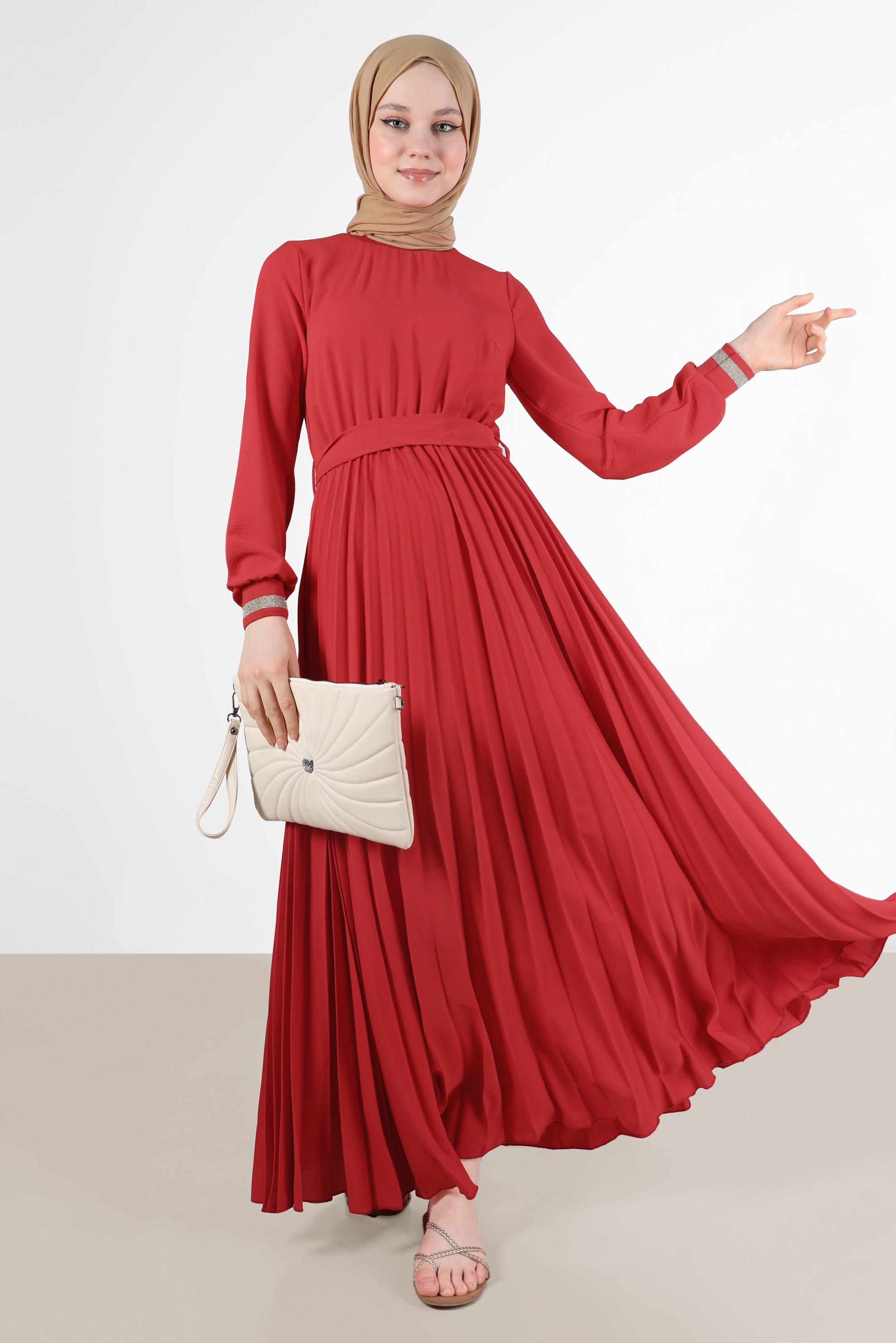 Tesettür giyim KIRMIZI ETEĞİ PİLELİ KUŞAKLI ELBİSE 42647 