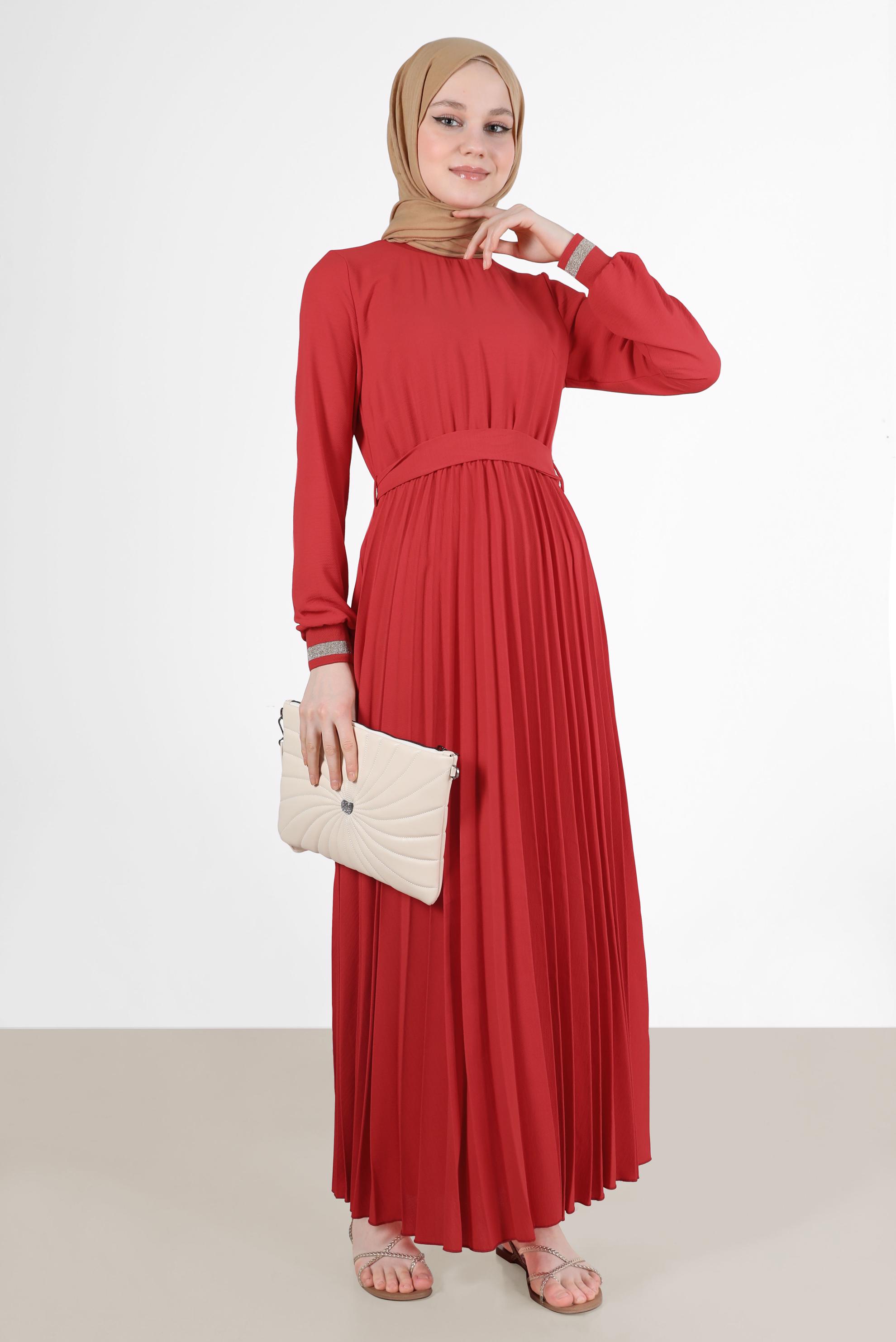 Tesettür giyim KIRMIZI ETEĞİ PİLELİ KUŞAKLI ELBİSE 42647 