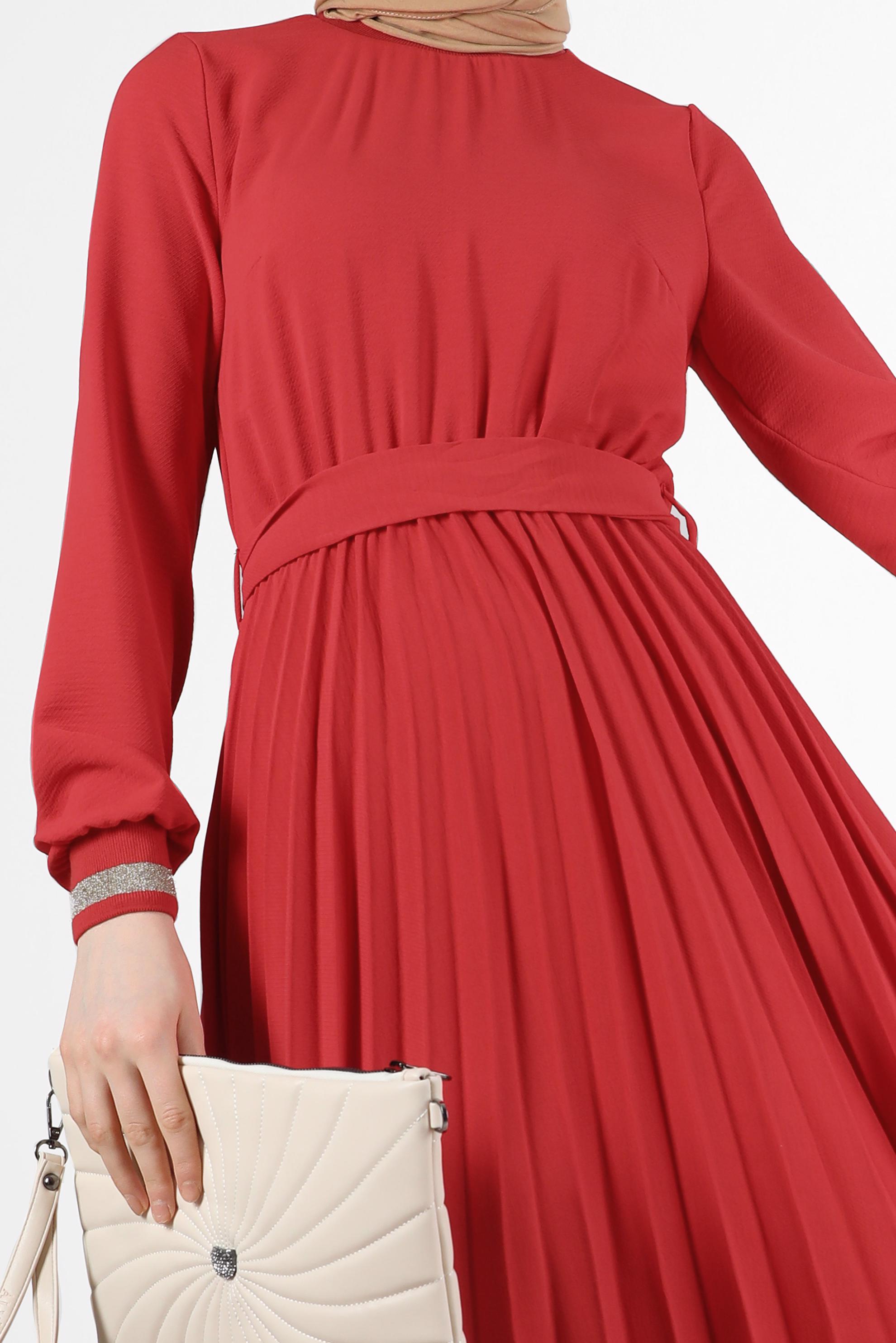 Tesettür giyim KIRMIZI ETEĞİ PİLELİ KUŞAKLI ELBİSE 42647 