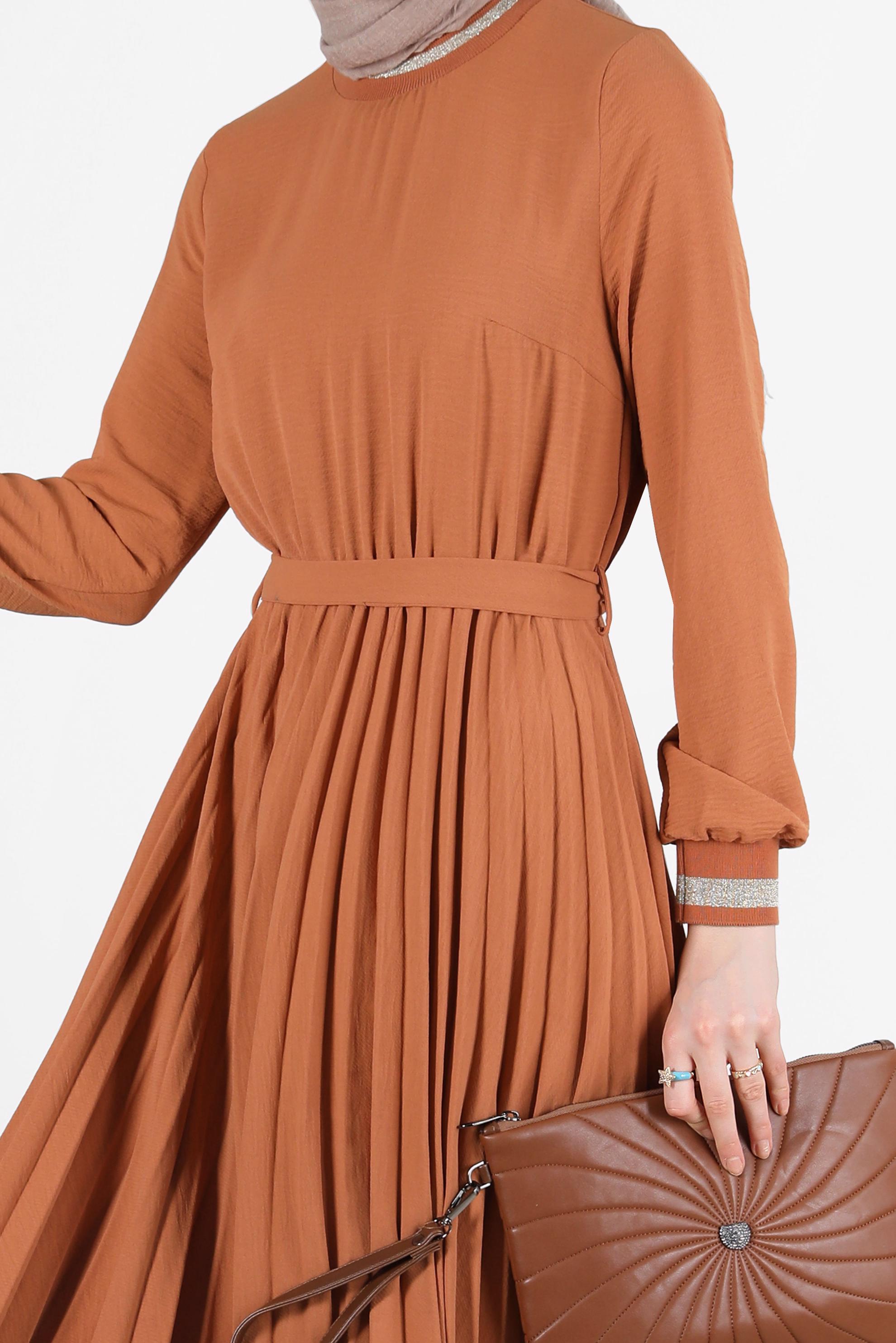 Tesettür giyim TABA ETEĞİ PİLELİ KUŞAKLI ELBİSE 42647 