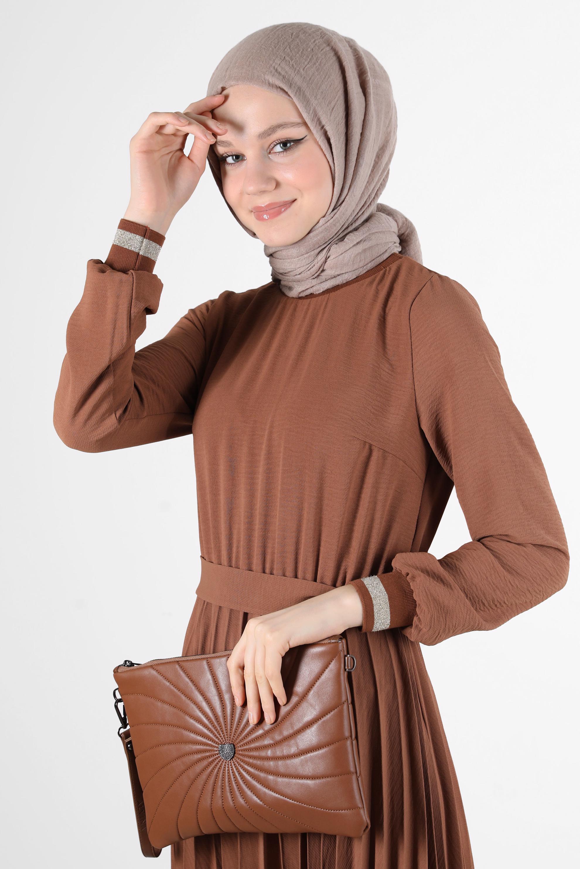 Tesettür giyim KAHVE ETEĞİ PİLELİ KUŞAKLI ELBİSE 42647 