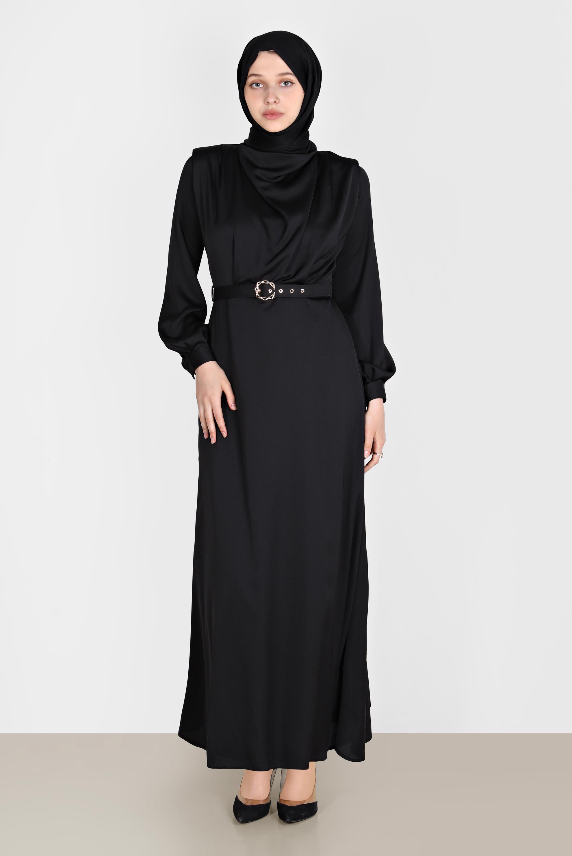 Tesettür giyim SİYAH DÖKÜMLÜ YAKA KEMERLİ SATEN ELBİSE 42648