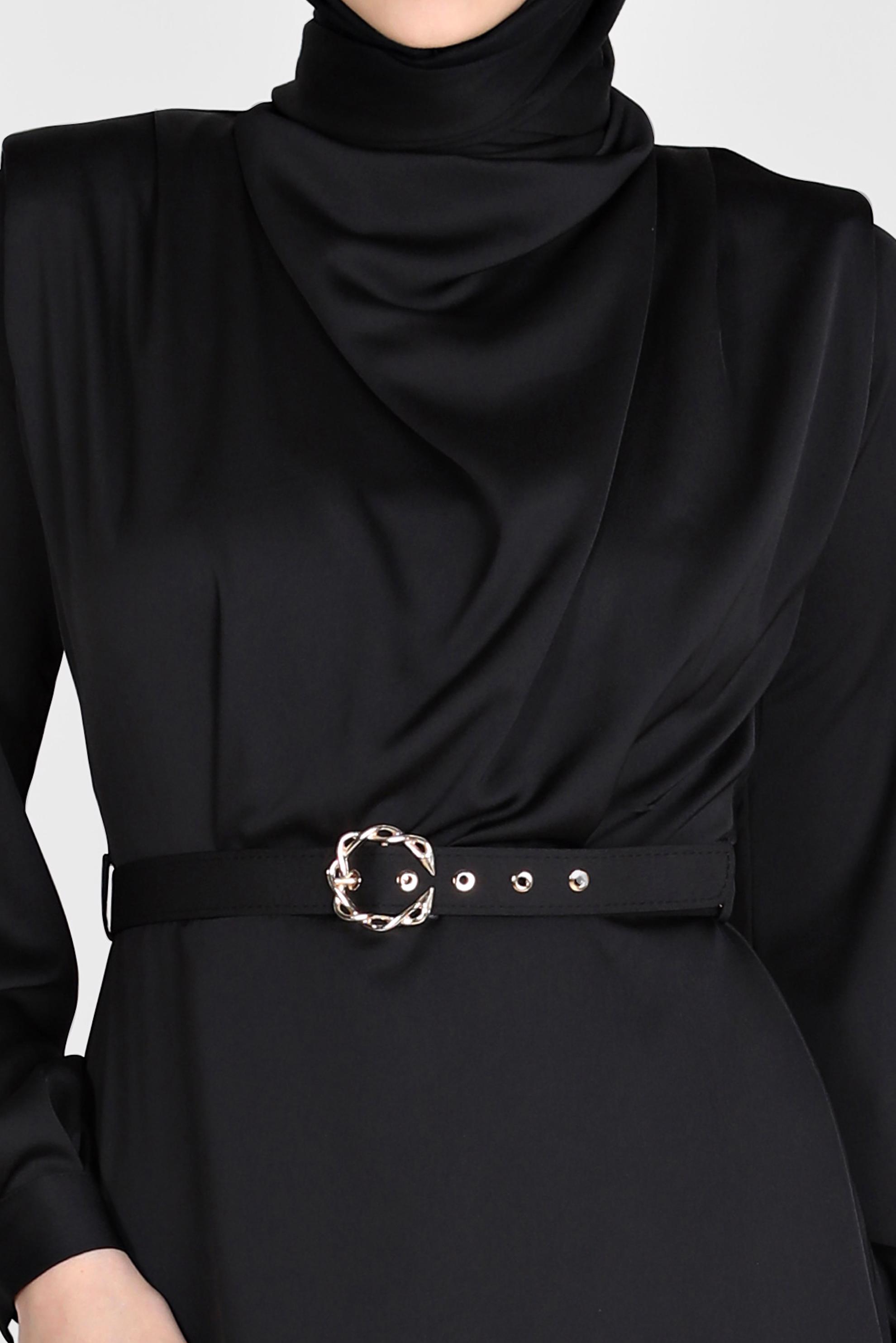 Tesettür giyim SİYAH DÖKÜMLÜ YAKA KEMERLİ SATEN ELBİSE 42648