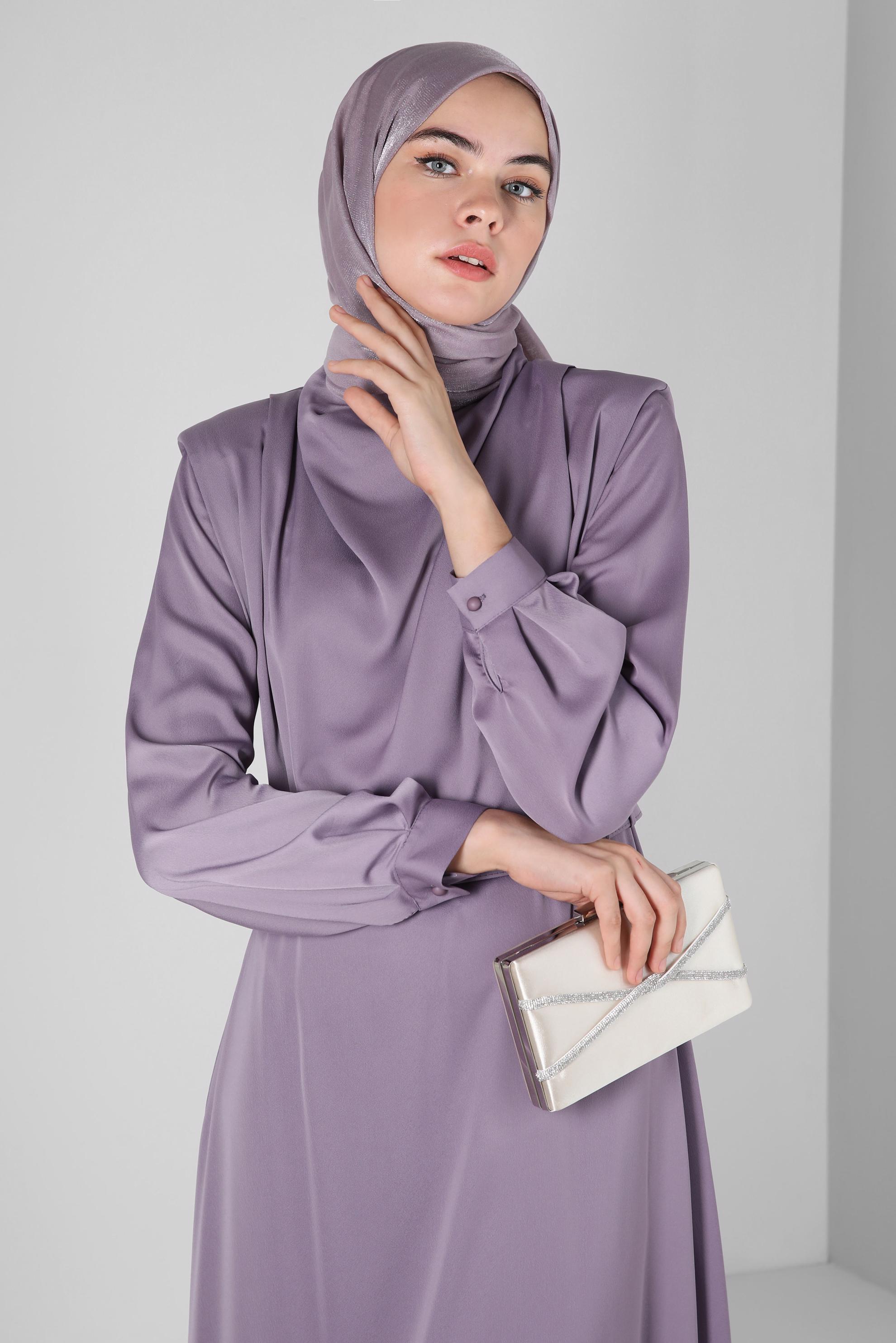 Tesettür giyim MOR DÖKÜMLÜ YAKA KEMERLİ SATEN ELBİSE 42648