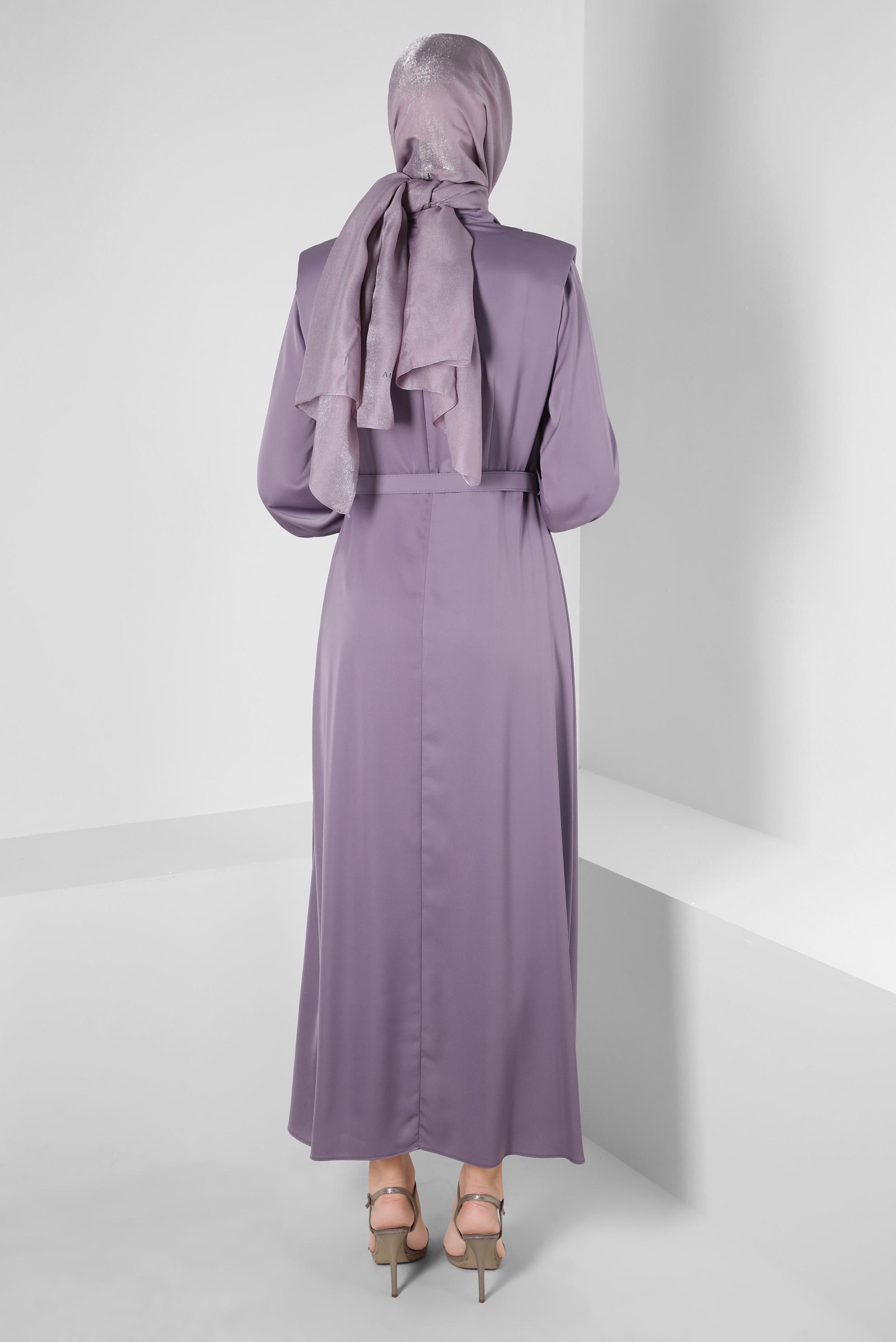 Tesettür giyim MOR DÖKÜMLÜ YAKA KEMERLİ SATEN ELBİSE 42648