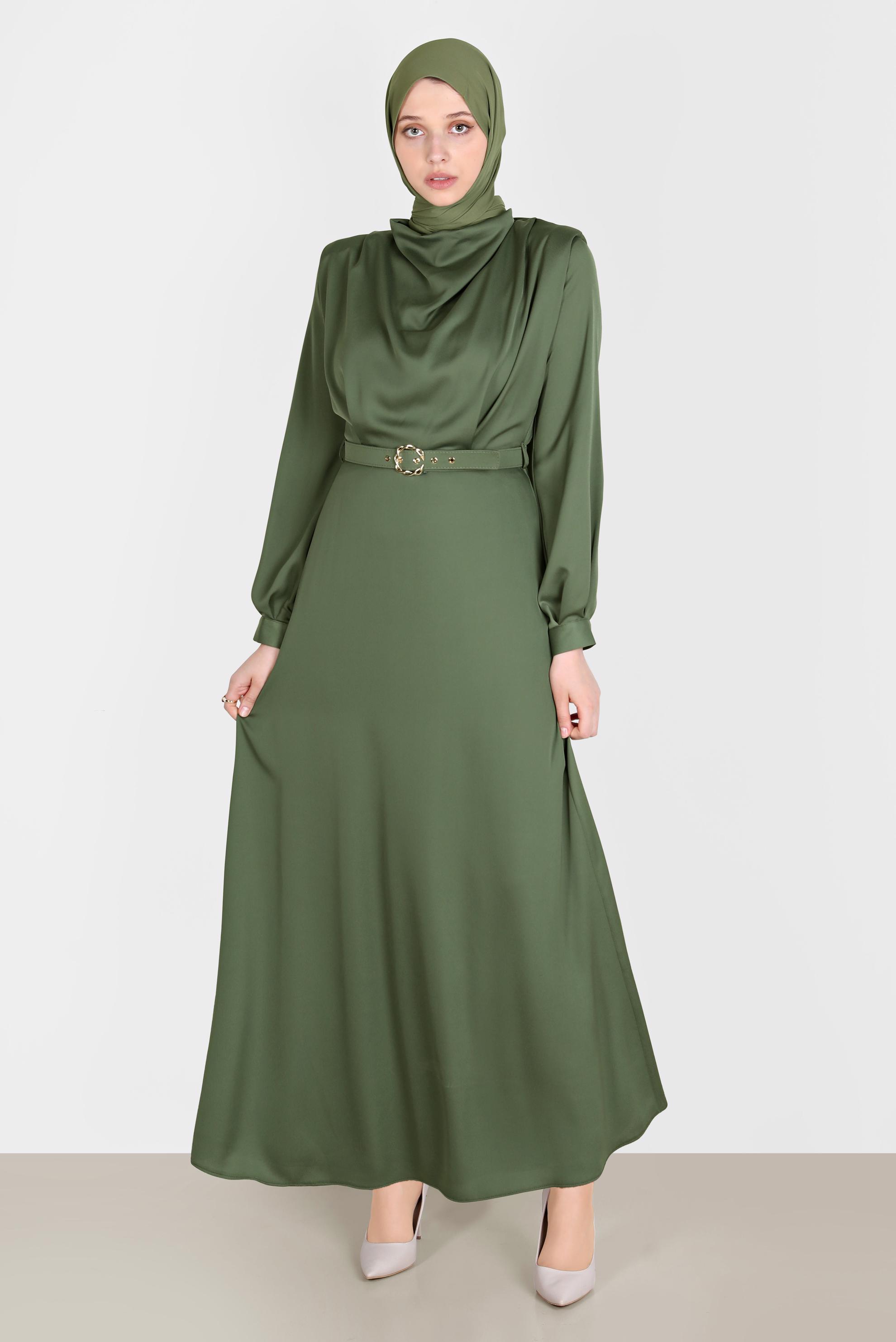 Tesettür giyim HAKİ DÖKÜMLÜ YAKA KEMERLİ SATEN ELBİSE 42648