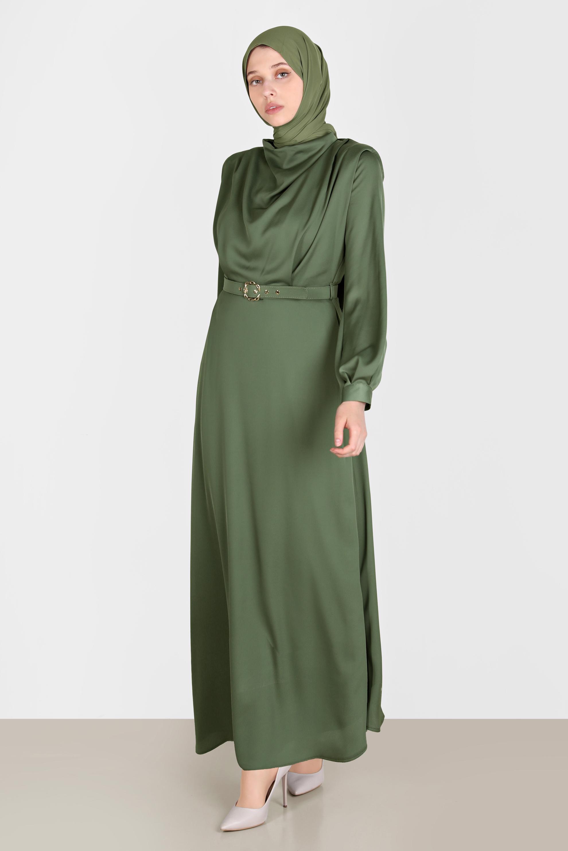 Tesettür giyim HAKİ DÖKÜMLÜ YAKA KEMERLİ SATEN ELBİSE 42648