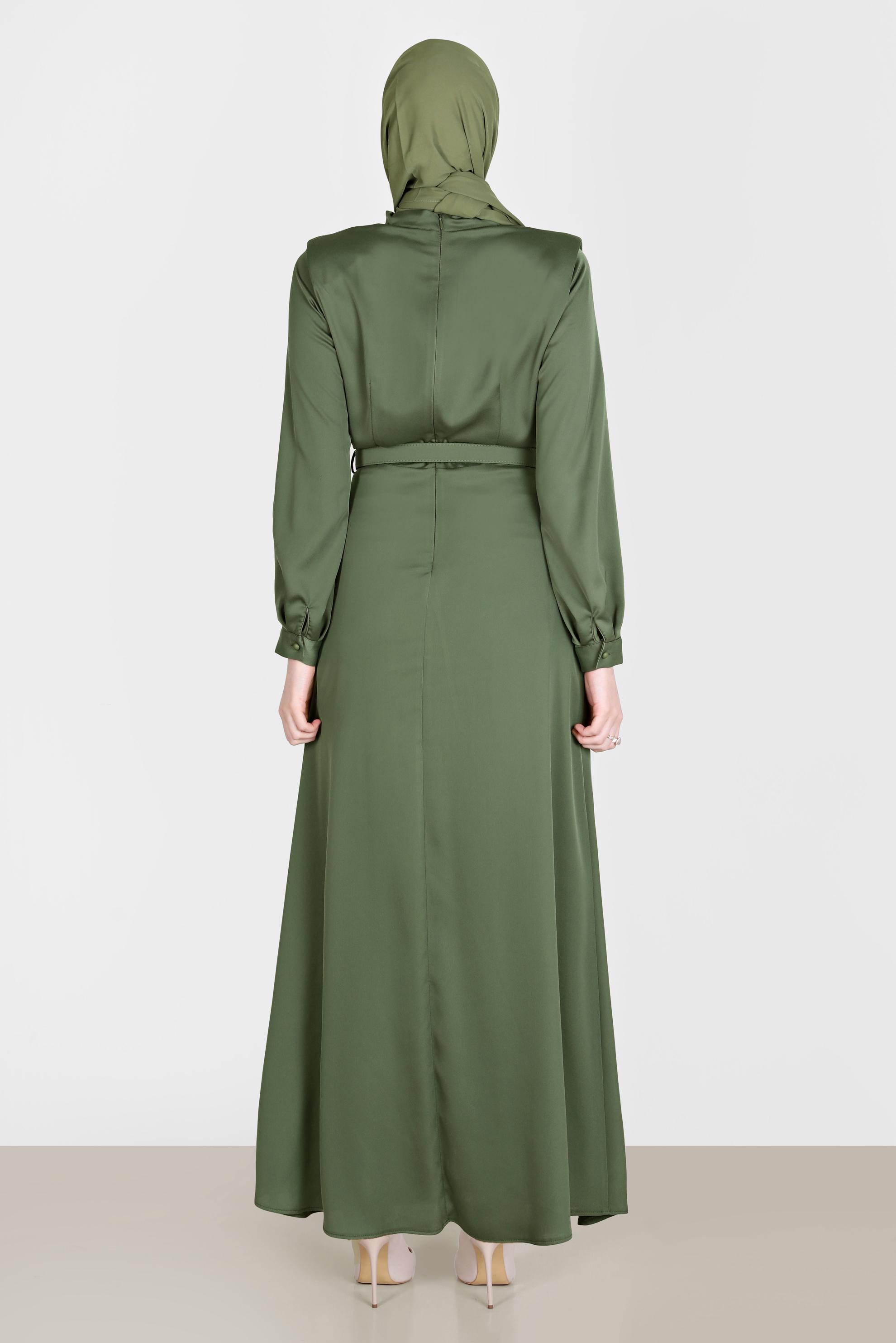 Tesettür giyim HAKİ DÖKÜMLÜ YAKA KEMERLİ SATEN ELBİSE 42648