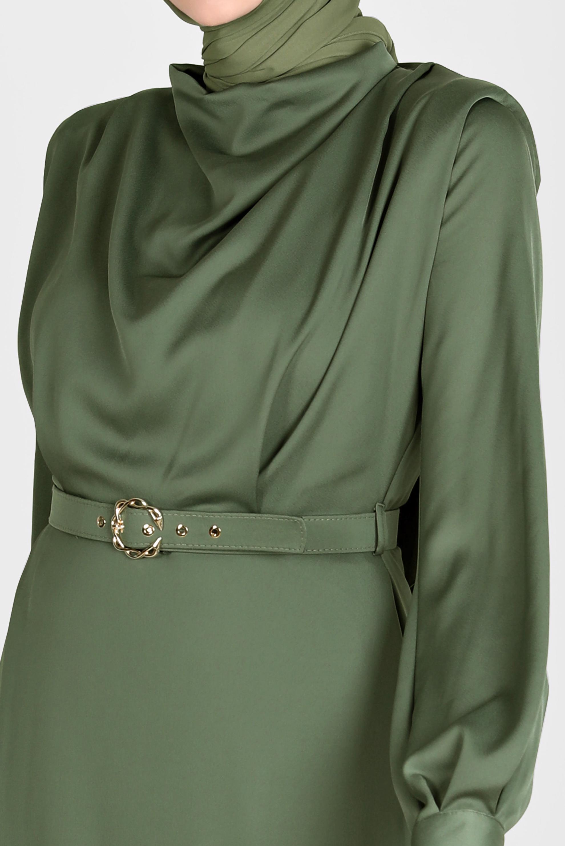 Tesettür giyim HAKİ DÖKÜMLÜ YAKA KEMERLİ SATEN ELBİSE 42648