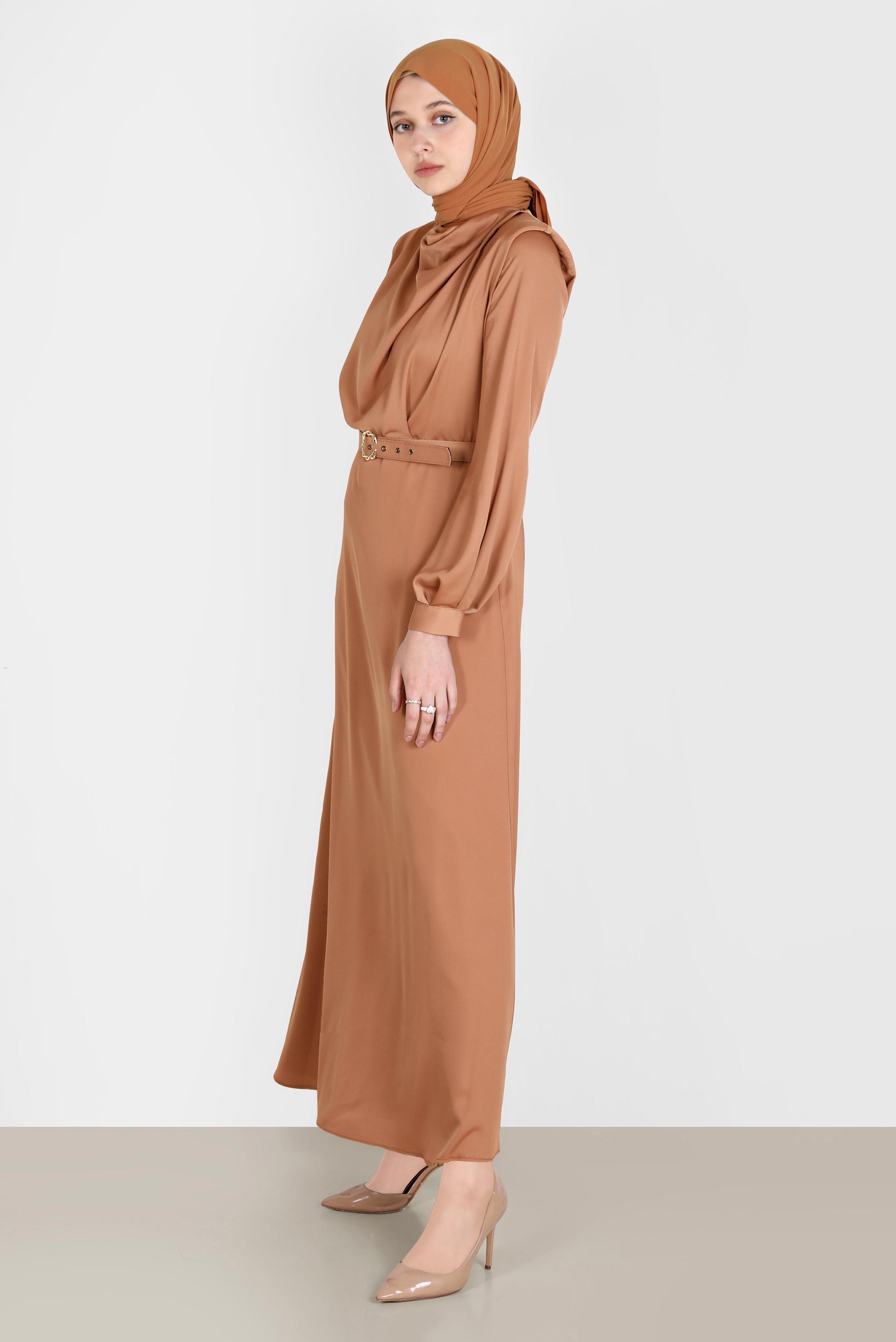 Tesettür giyim KAHVE DÖKÜMLÜ YAKA KEMERLİ SATEN ELBİSE 42648