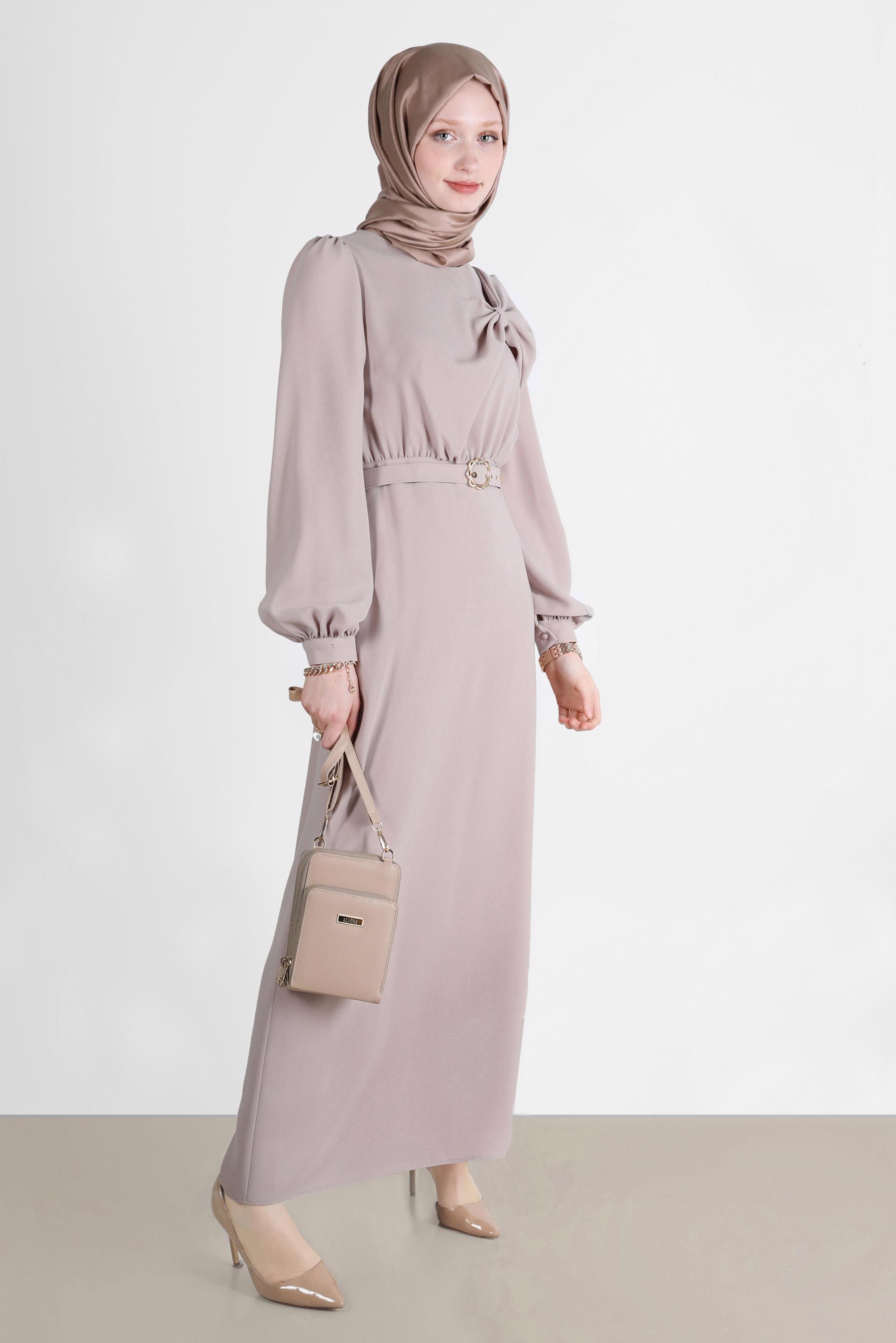Tesettür giyim BEJ FİYONK DETAYLI KEMERLİ ELBİSE 42649 