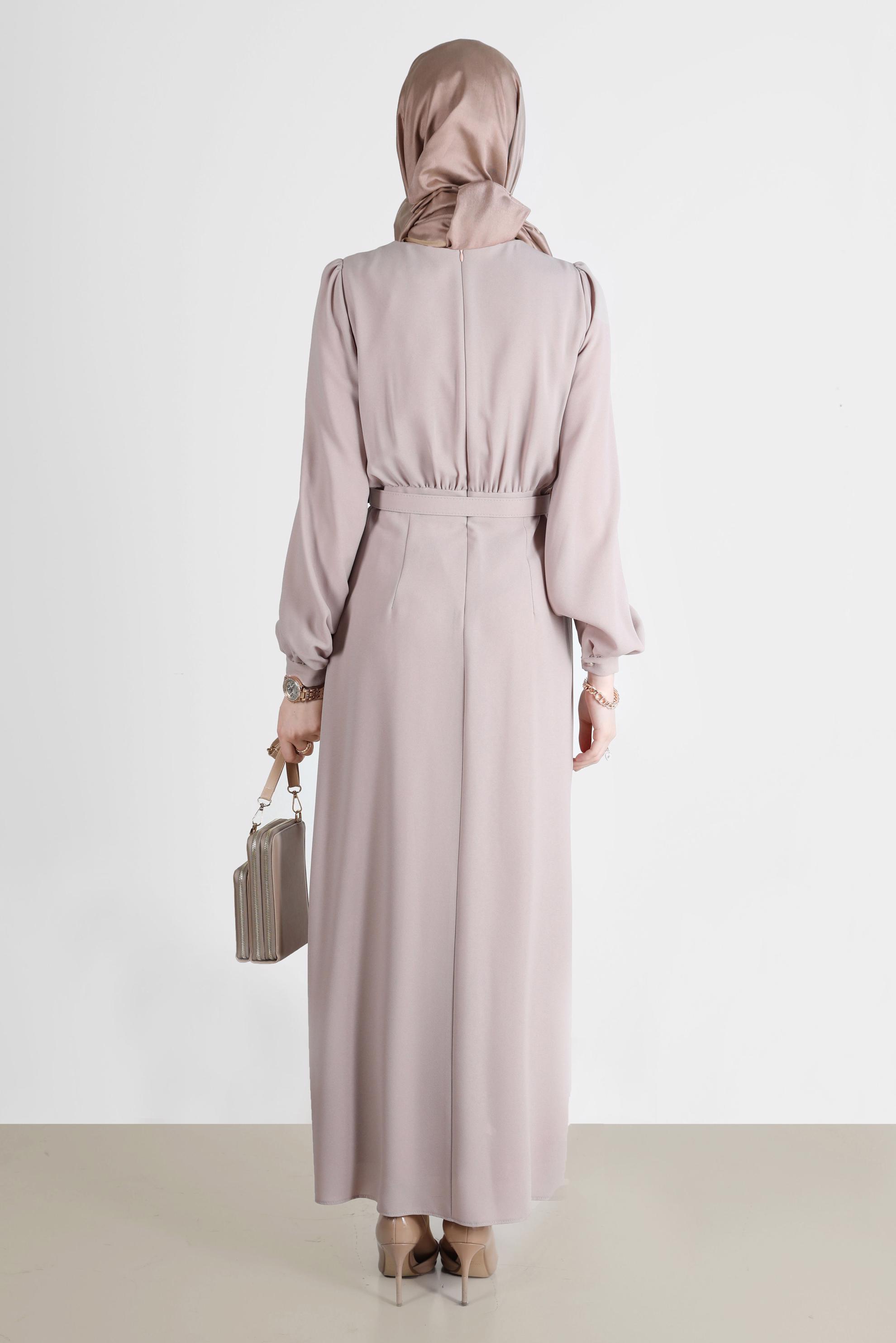 Tesettür giyim BEJ FİYONK DETAYLI KEMERLİ ELBİSE 42649 