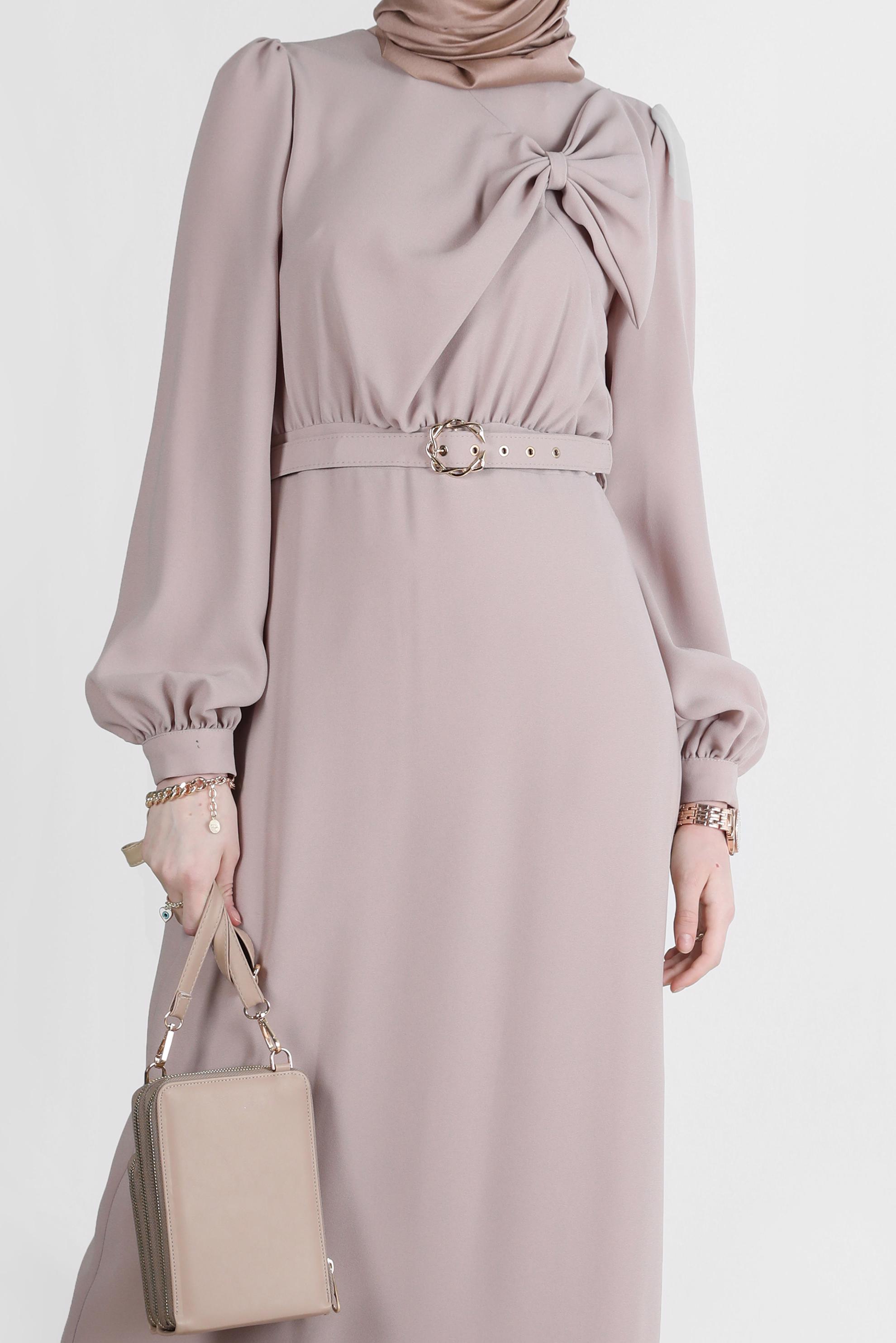 Tesettür giyim BEJ FİYONK DETAYLI KEMERLİ ELBİSE 42649 