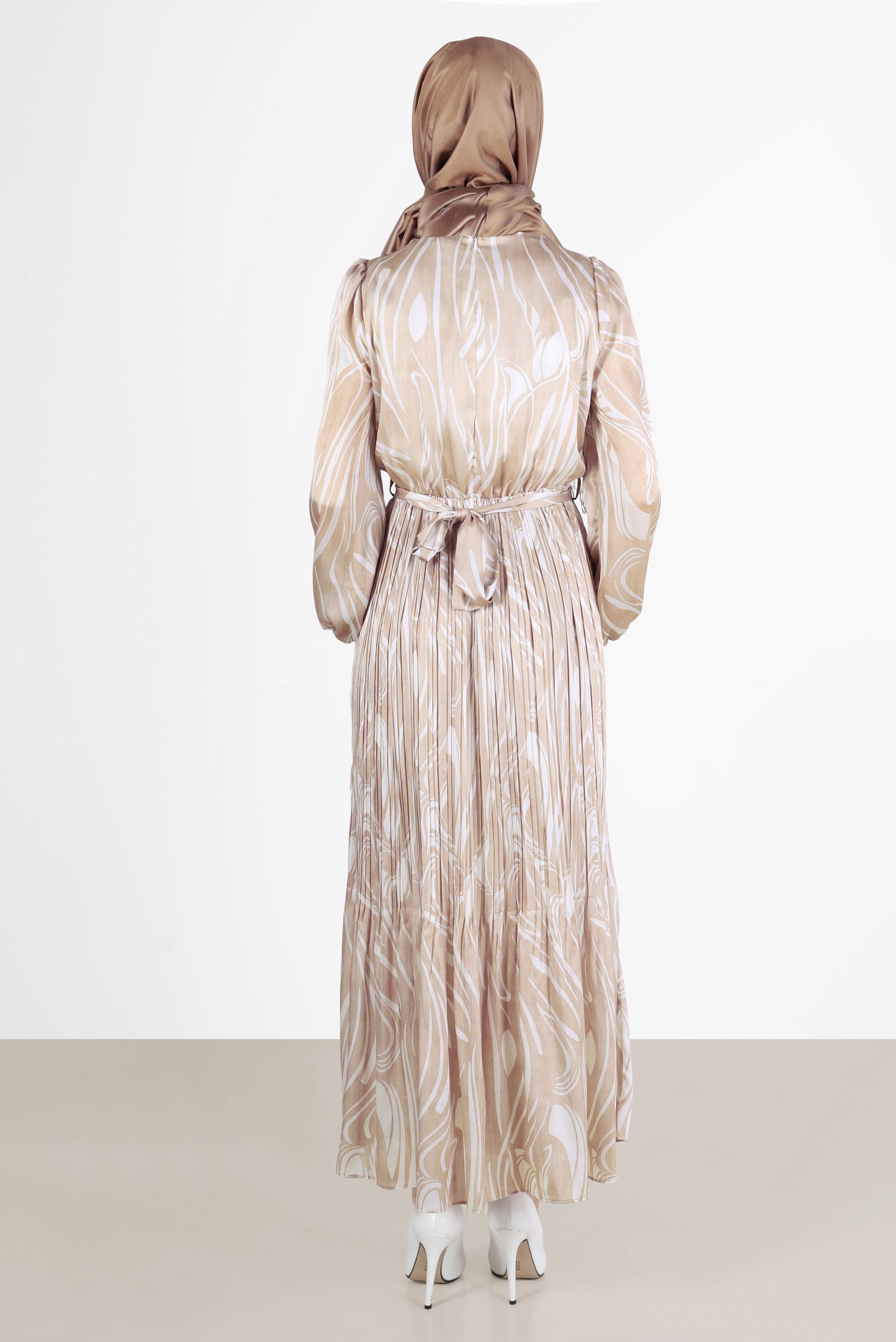 Tesettür giyim BEJ ETEĞİ PİLE DETAYLI DESENLİ SATEN ELBİSE 42670 