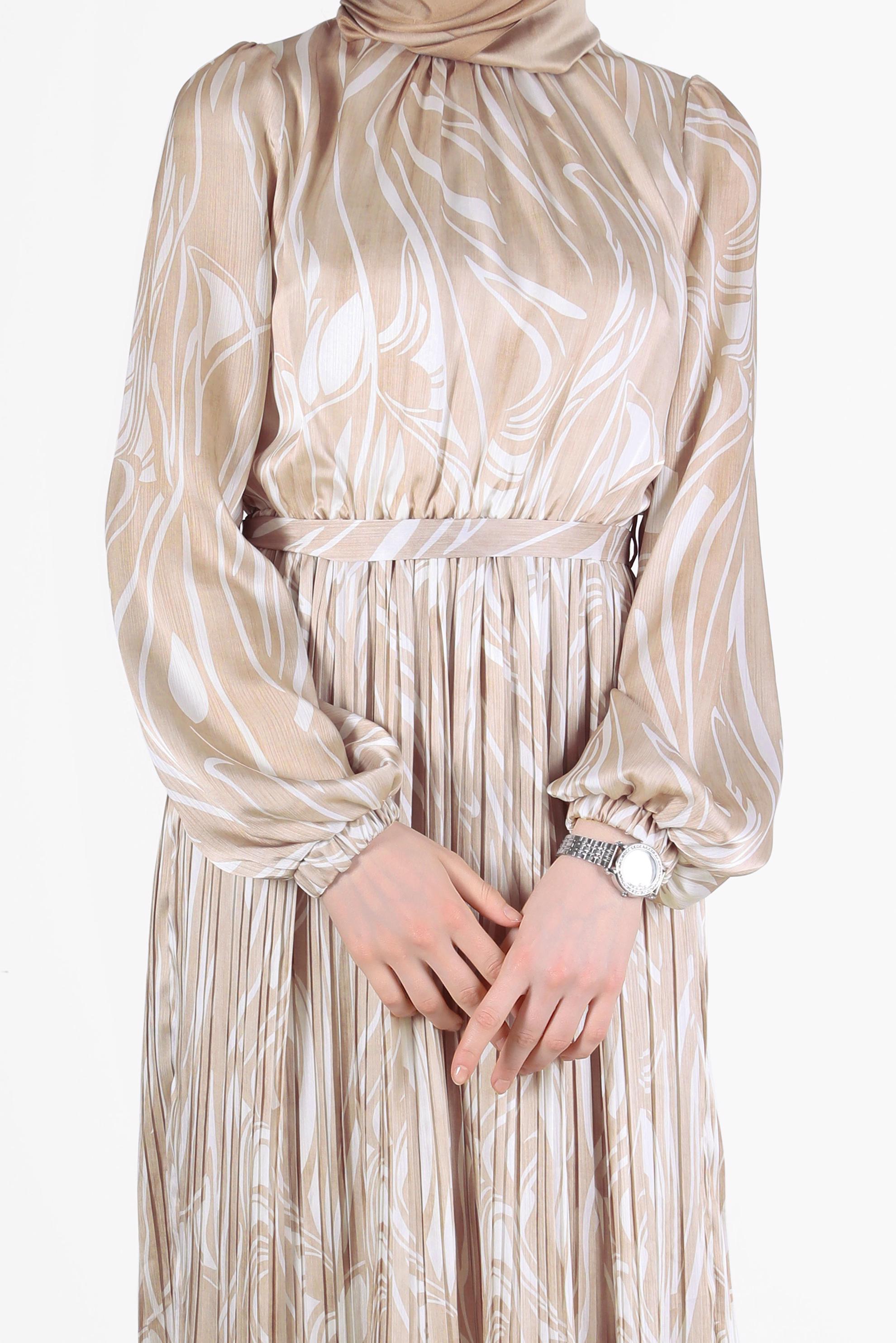 Tesettür giyim BEJ ETEĞİ PİLE DETAYLI DESENLİ SATEN ELBİSE 42670 