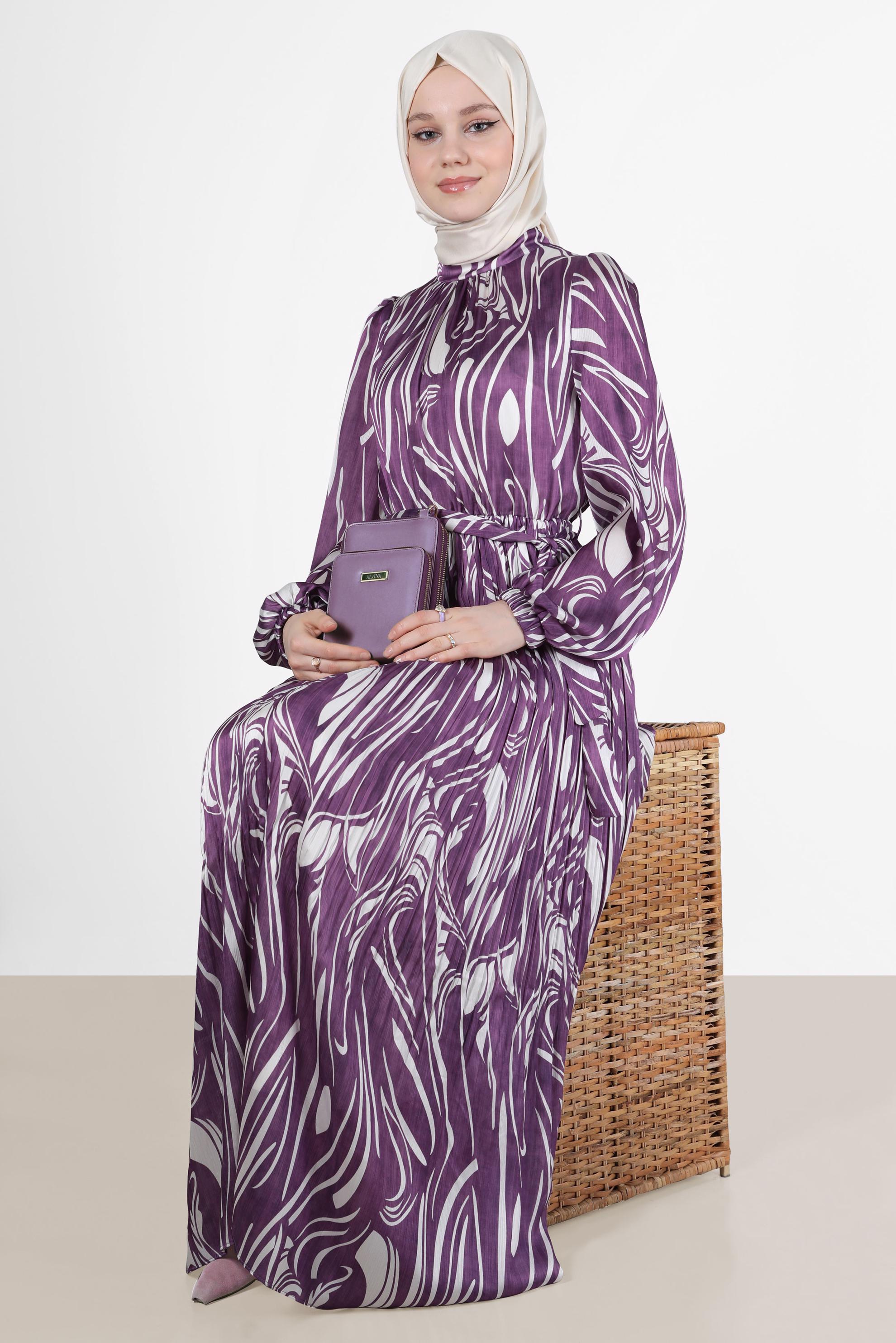 Tesettür giyim MOR ETEĞİ PİLE DETAYLI DESENLİ SATEN ELBİSE 42670 