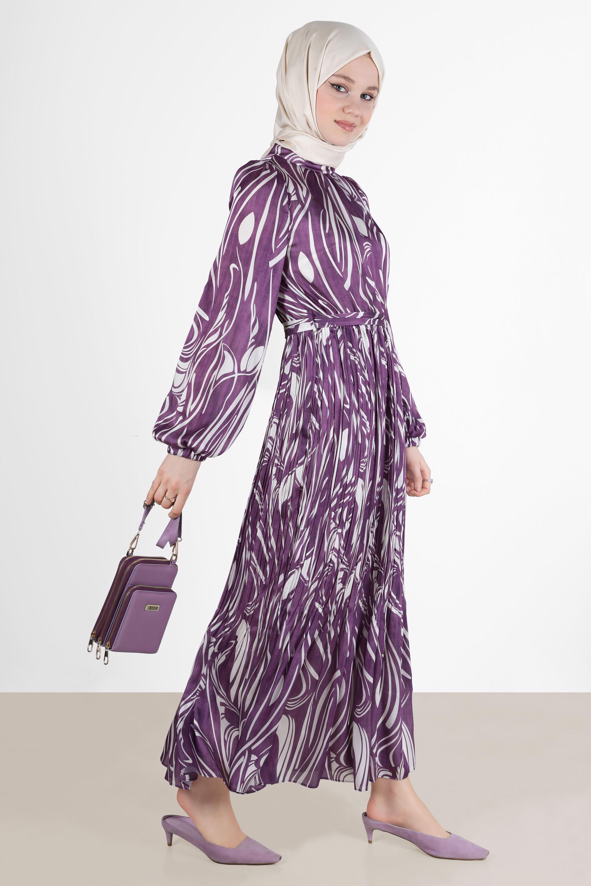 Tesettür giyim MOR ETEĞİ PİLE DETAYLI DESENLİ SATEN ELBİSE 42670 