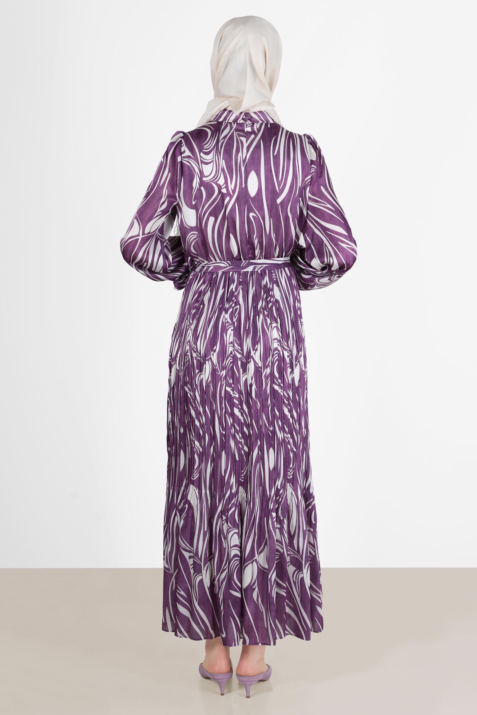 Tesettür giyim MOR ETEĞİ PİLE DETAYLI DESENLİ SATEN ELBİSE 42670 