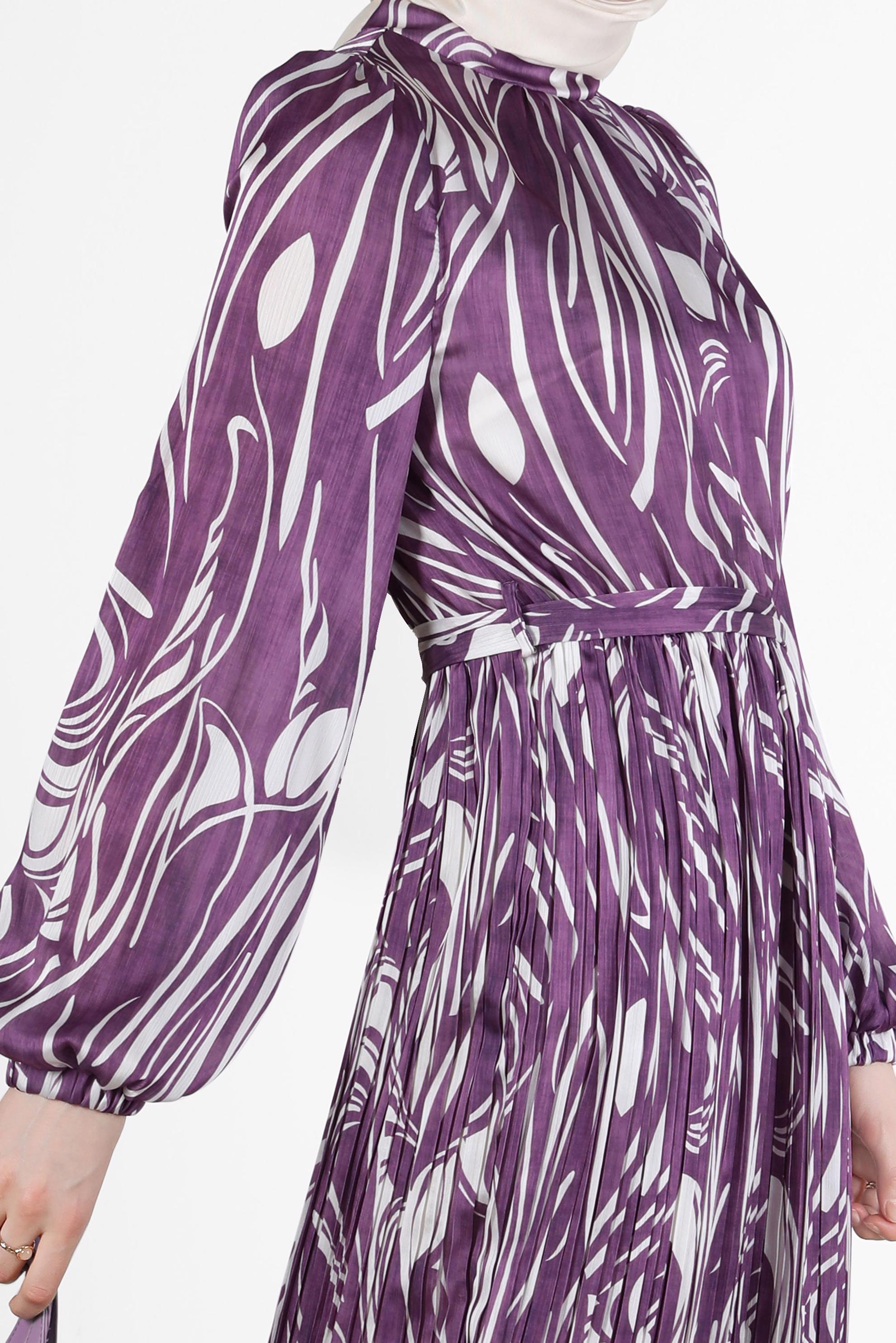 Tesettür giyim MOR ETEĞİ PİLE DETAYLI DESENLİ SATEN ELBİSE 42670 