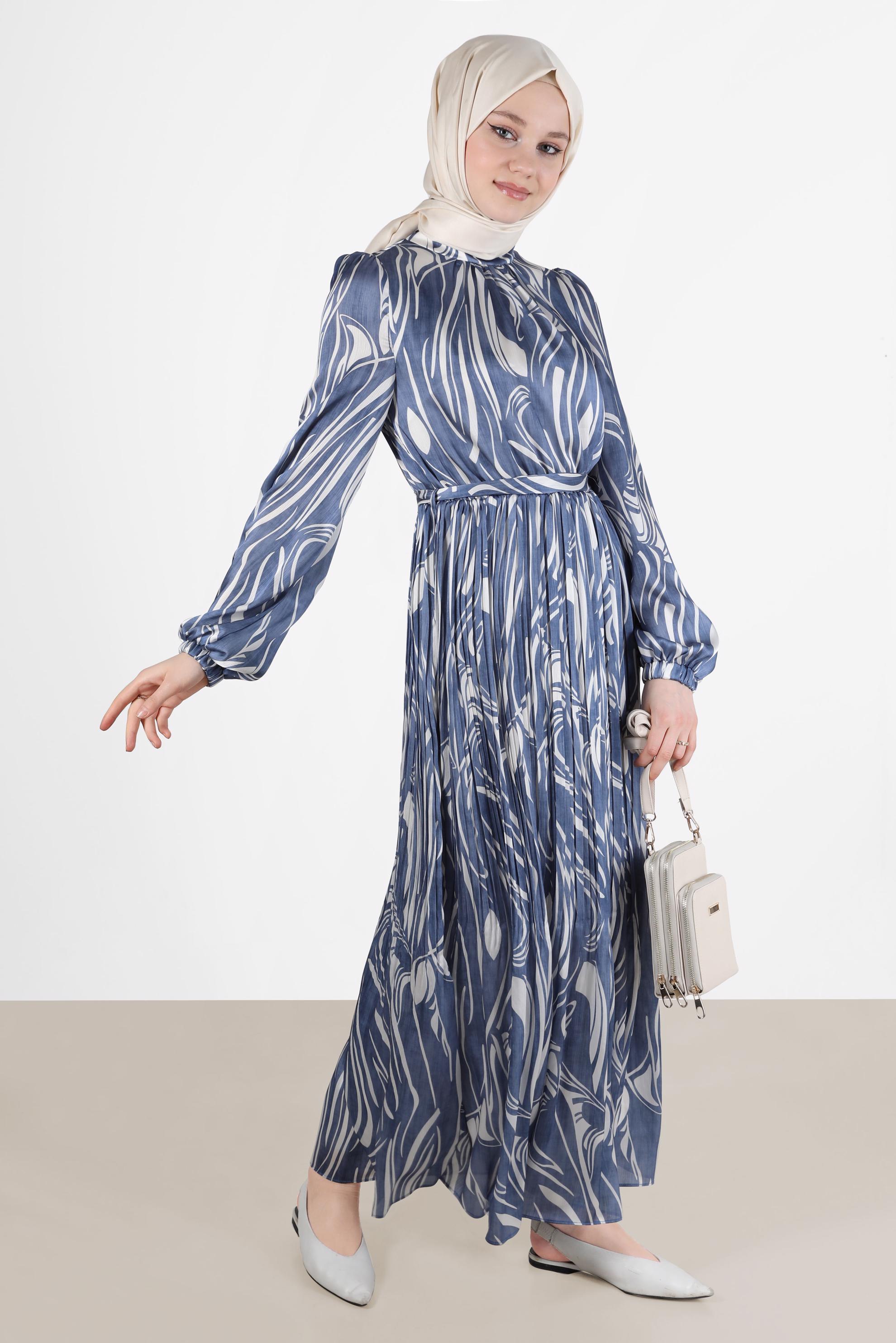 Tesettür giyim LACİVERT ETEĞİ PİLE DETAYLI DESENLİ SATEN ELBİSE 42670 