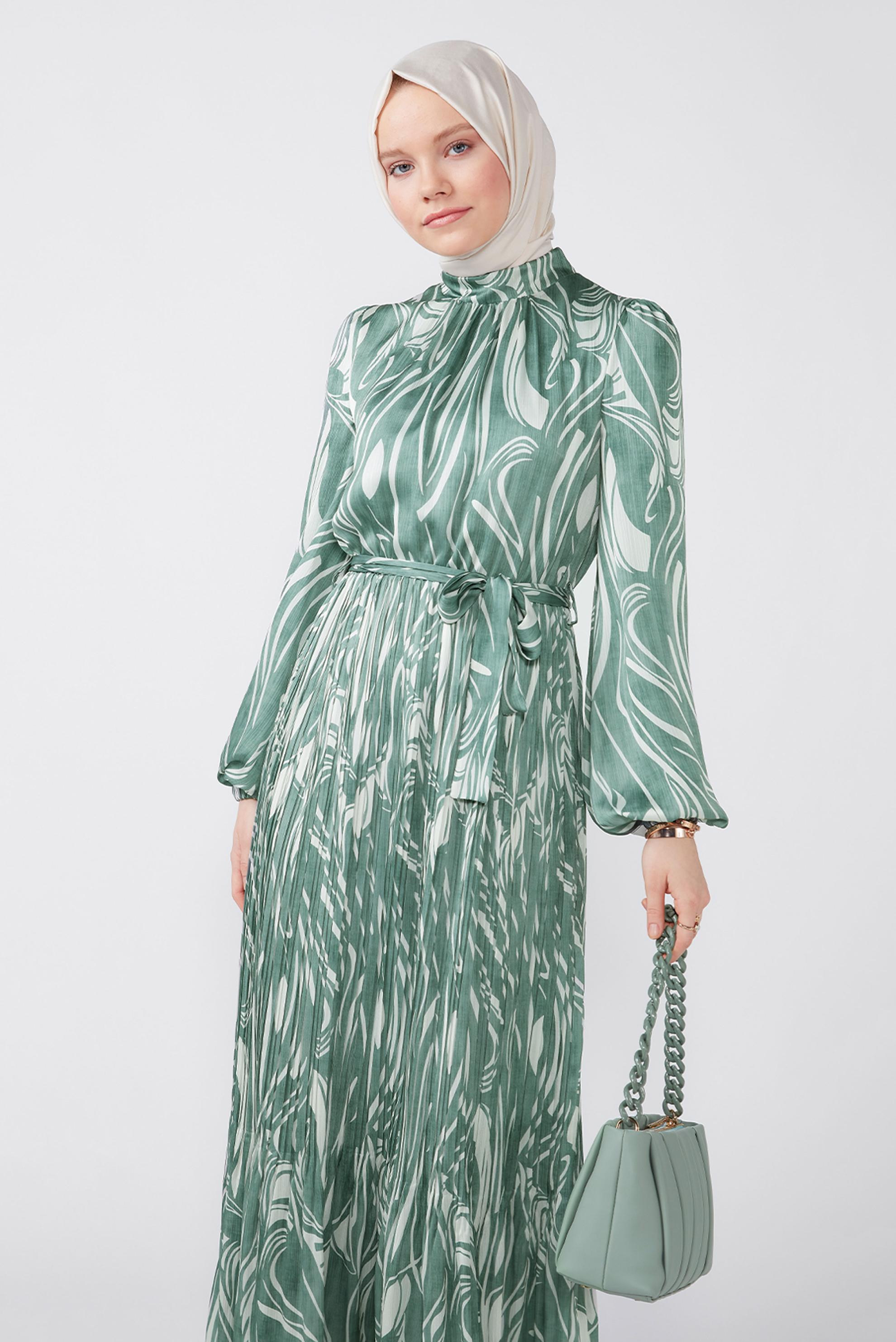Tesettür giyim YEŞİL ETEĞİ PİLE DETAYLI DESENLİ SATEN ELBİSE 42670 