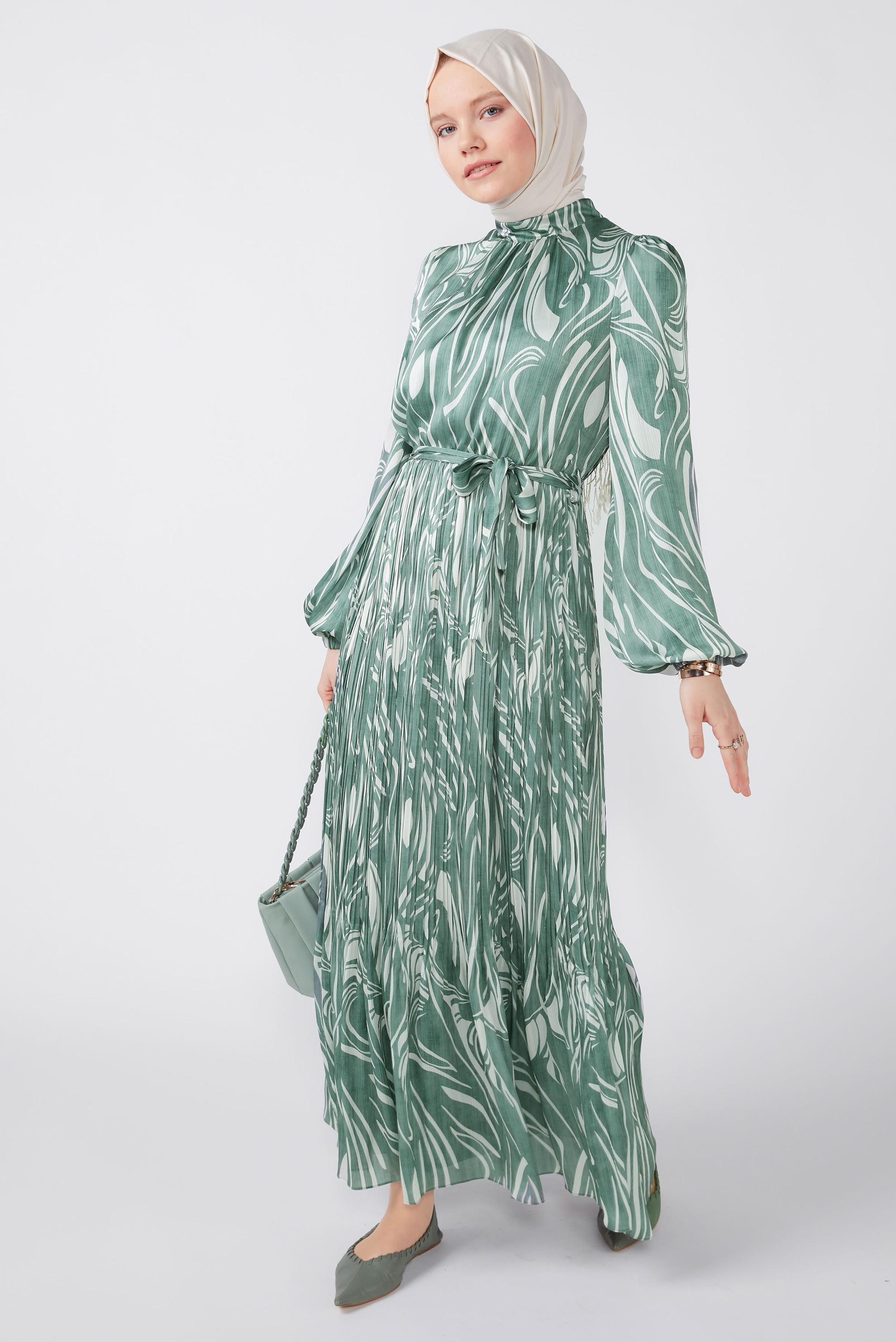 Tesettür giyim YEŞİL ETEĞİ PİLE DETAYLI DESENLİ SATEN ELBİSE 42670 