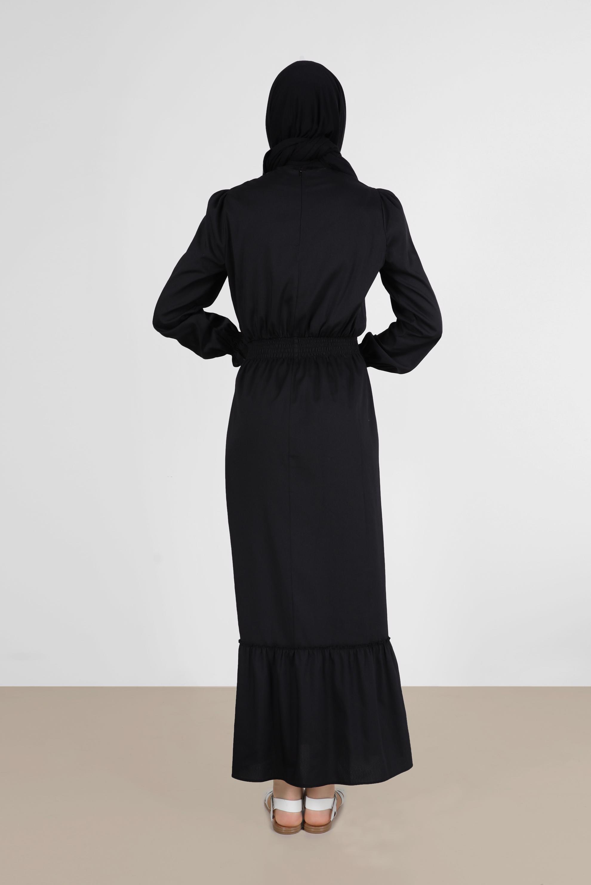 Tesettür giyim SİYAH BELİ VE MANŞETLERİ BÜZGÜLÜ PAMUKLU ELBİSE 42693 