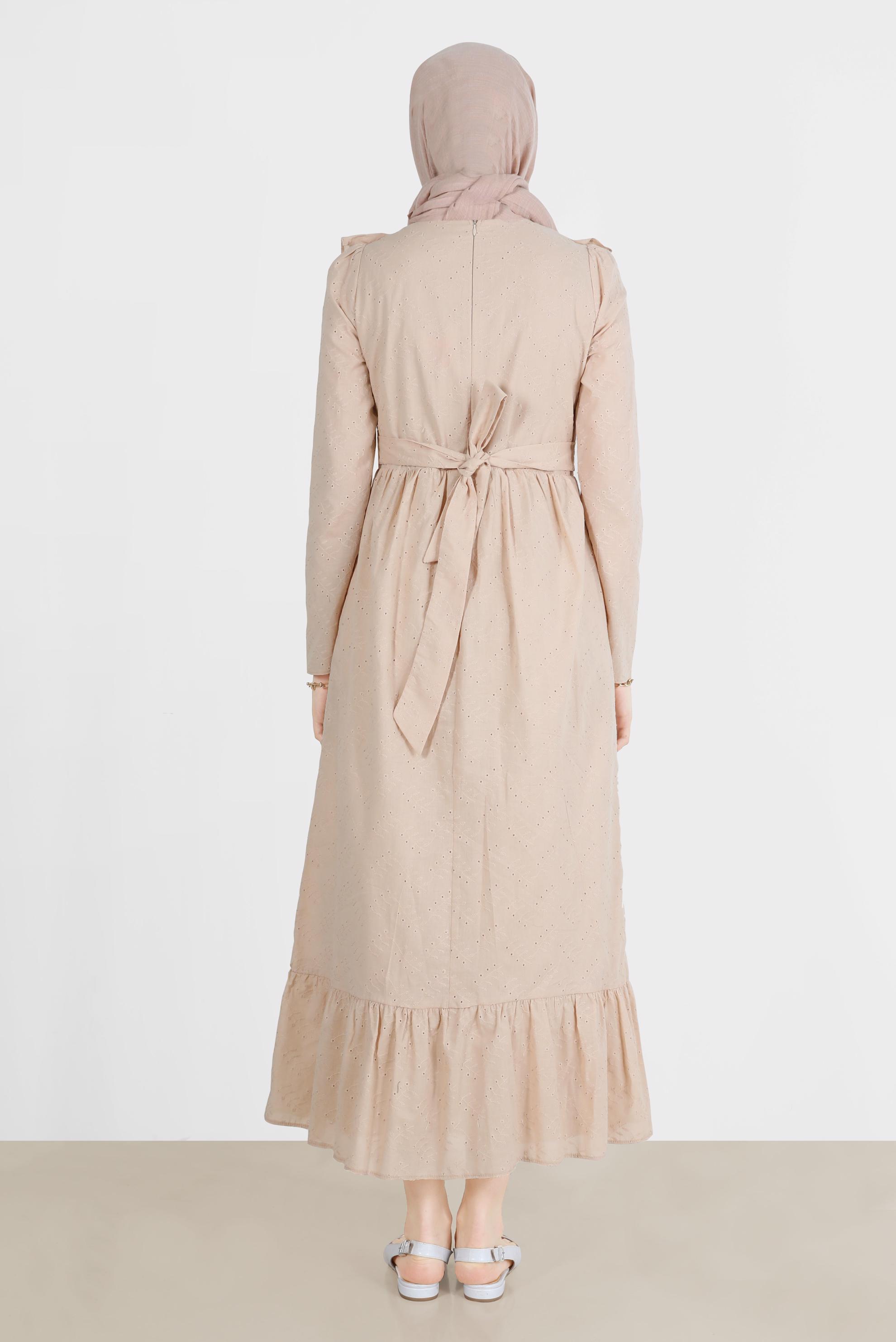 Tesettür giyim BEJ FIRFIR DETAYLI FİSTOLU PAMUKLU ELBİSE 42708 